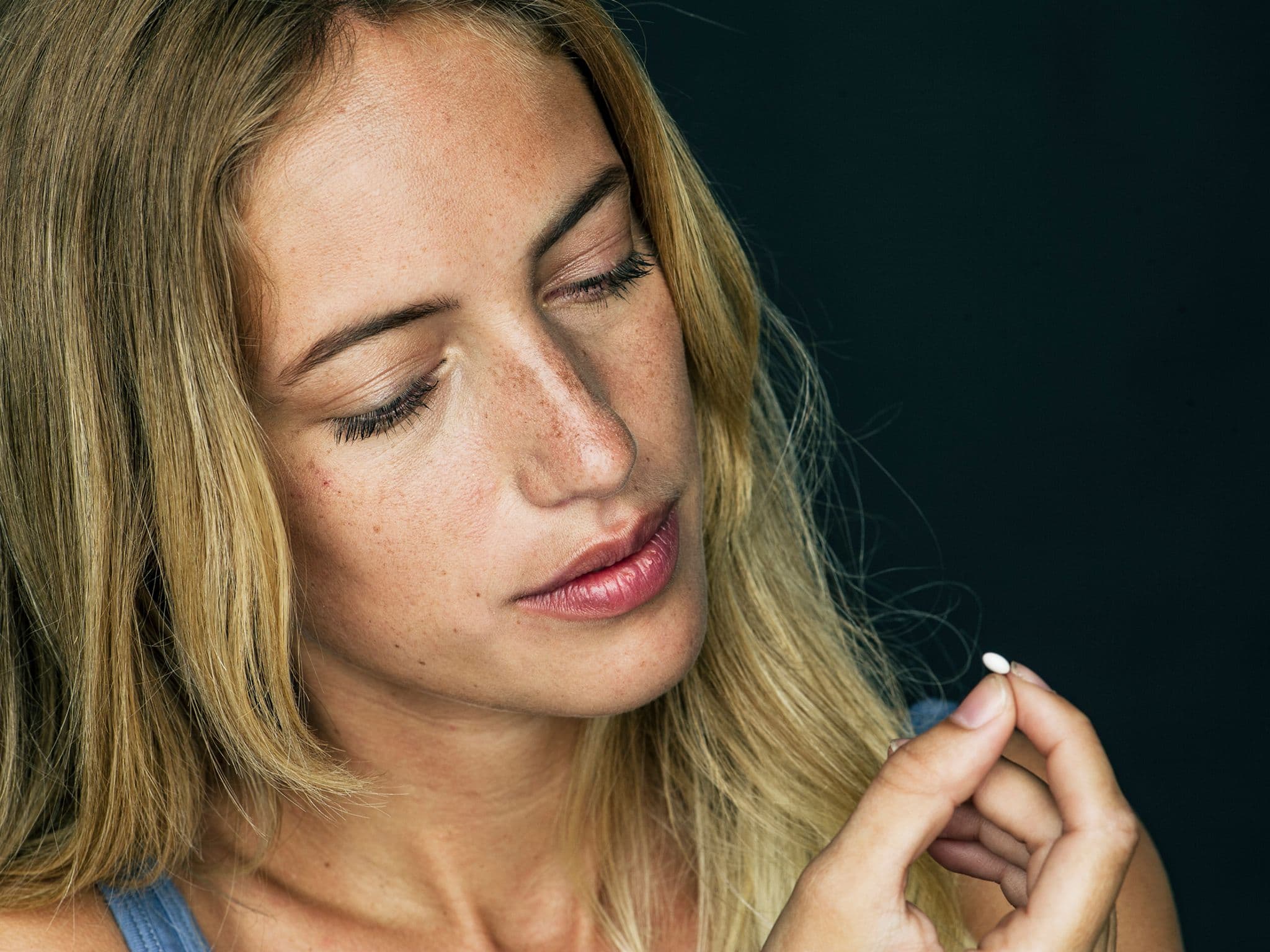 Pille danach: Eine junge Frau hält die Pille danach in der Hand