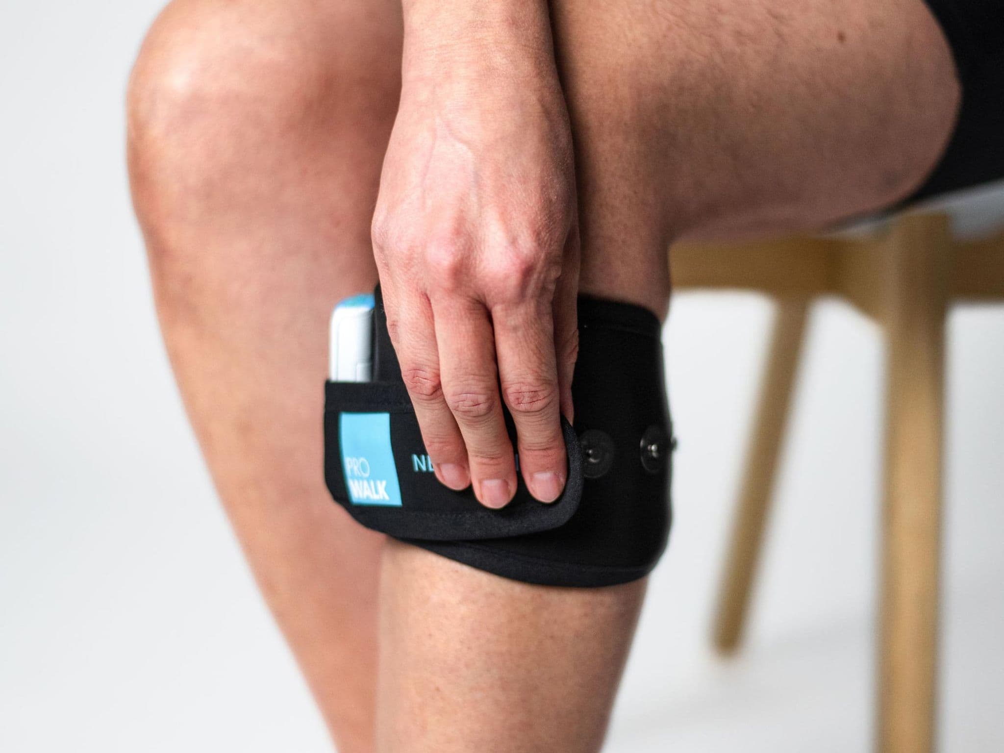 Elektrostimulationsgeräte: Es werden Sensoren auf die Haut gelegt.