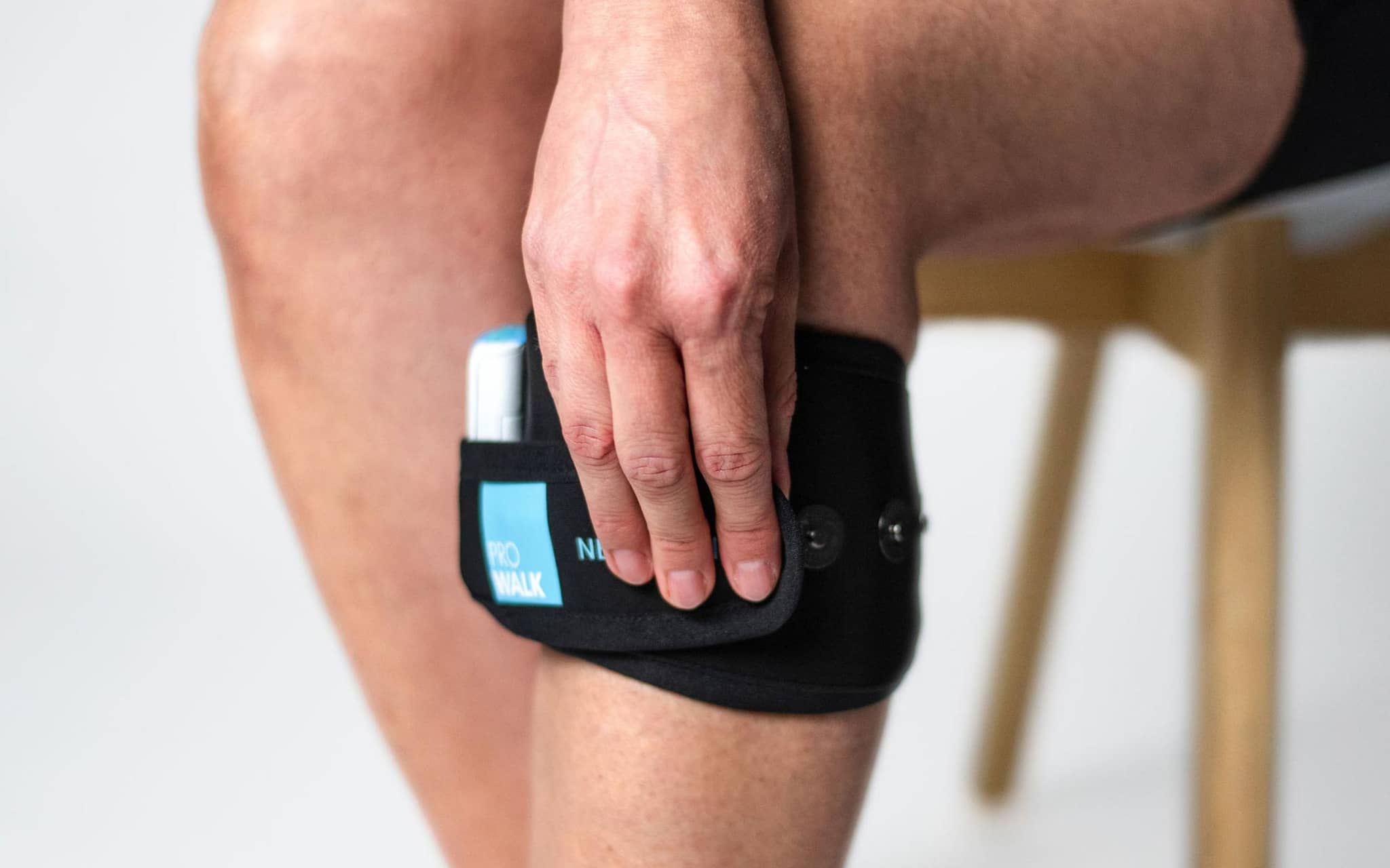 Elektrostimulationsgeräte: Es werden Sensoren auf die Haut gelegt.