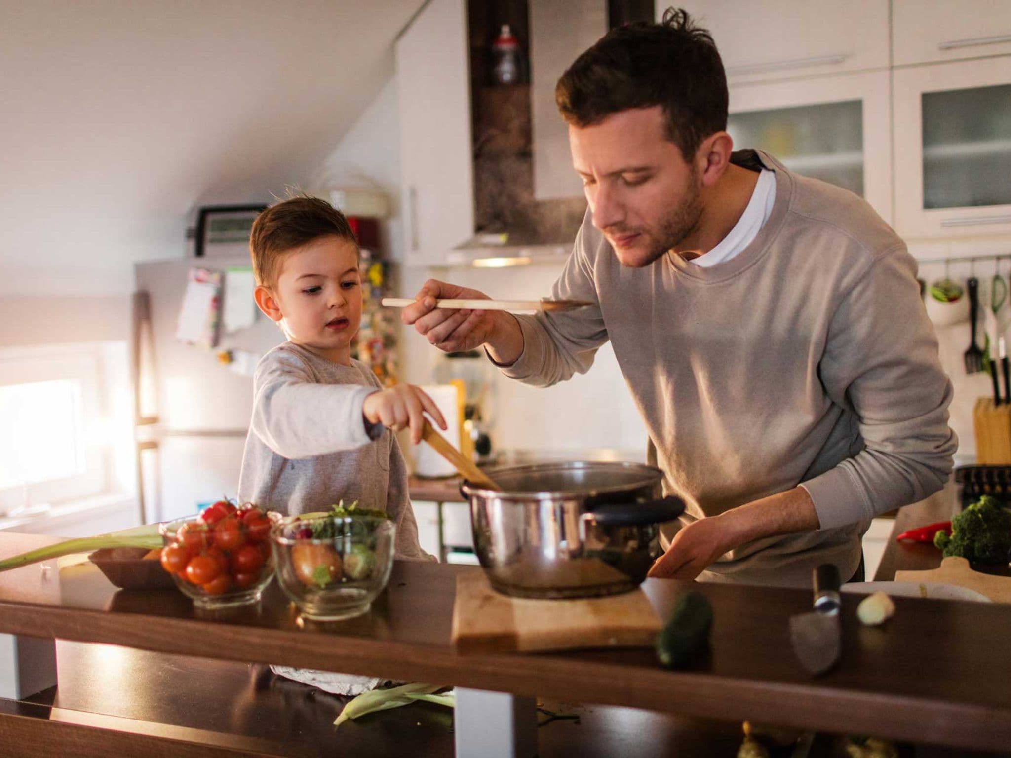 Symbolbild gesunde Suppen: Vater und Sohn kochen gemeinsam