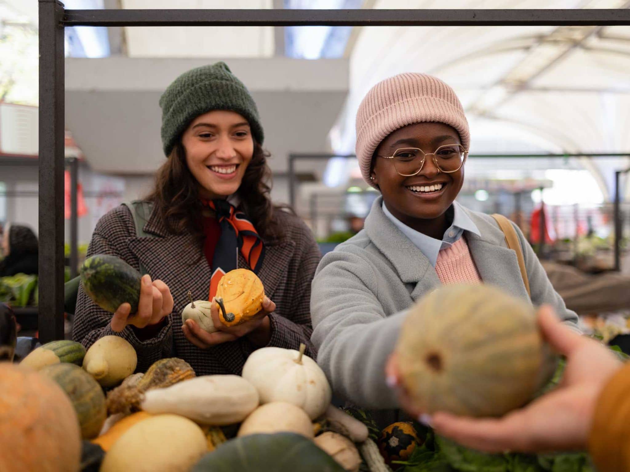 Symbolbild Gemüse lagern: Zwei junge Frauen auf dem Wochenmarkt