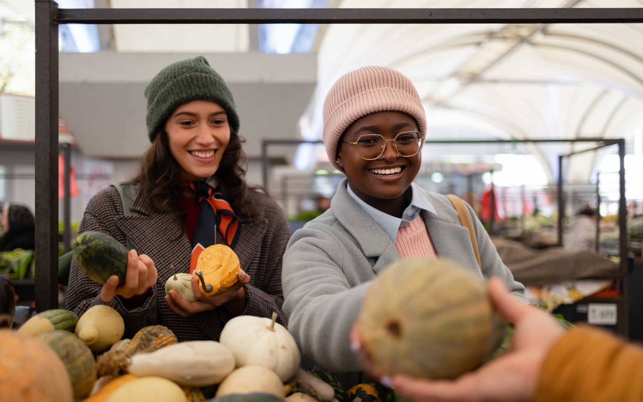 Symbolbild Gemüse lagern: Zwei junge Frauen auf dem Wochenmarkt