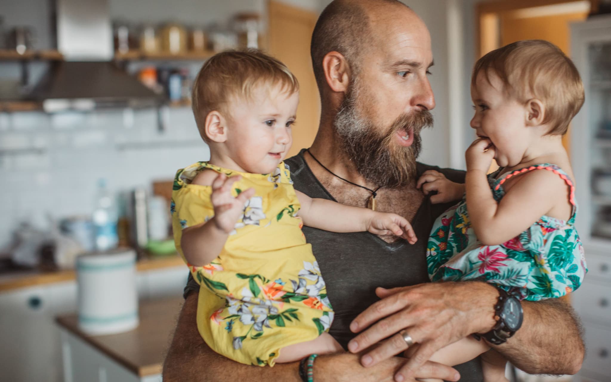 Zwillinge: Ein Mann hat Zwillingsbabys auf dem Arm