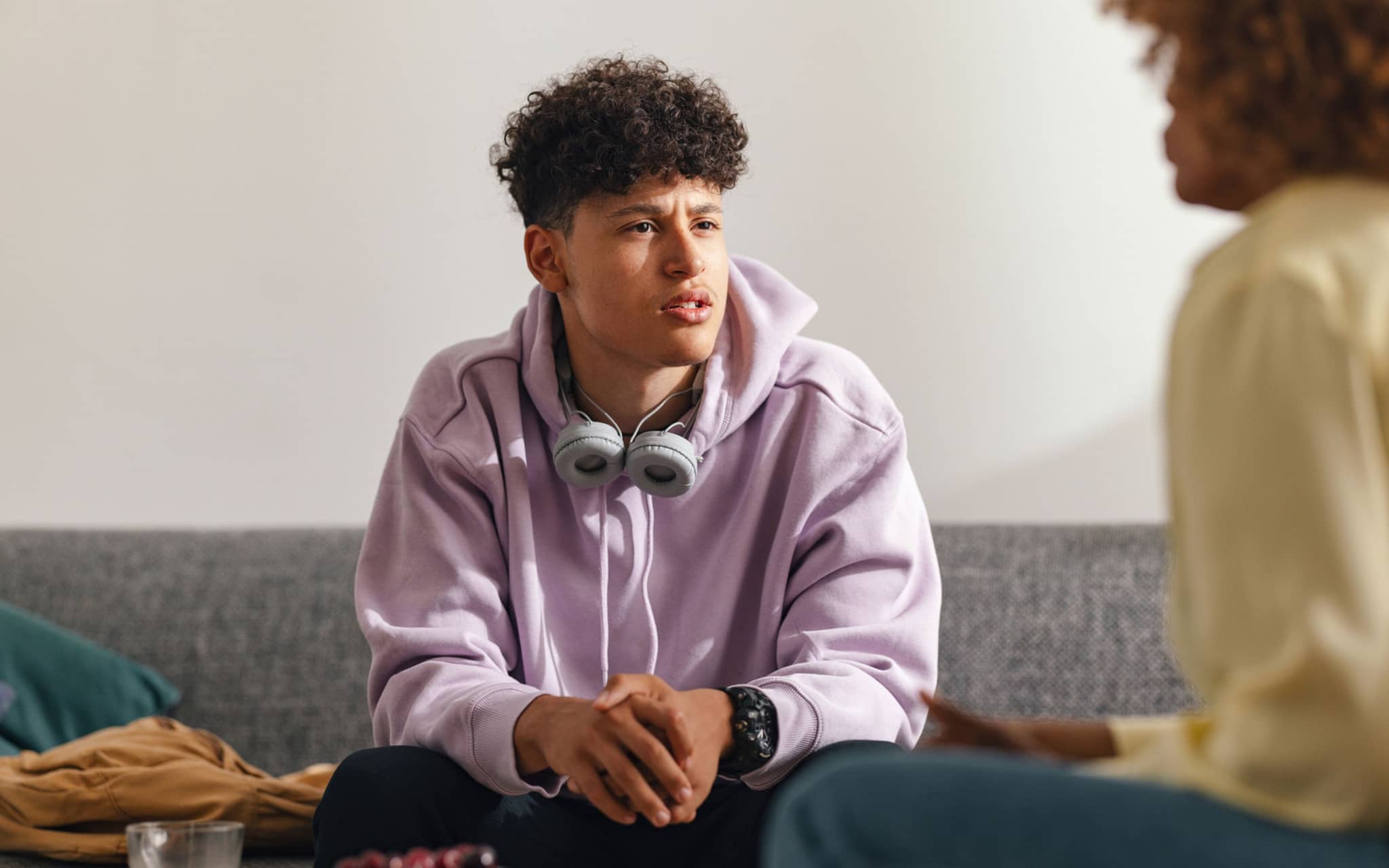 Symbolbild Nikotinbeutel: Teenager spricht mit seiner Mutter