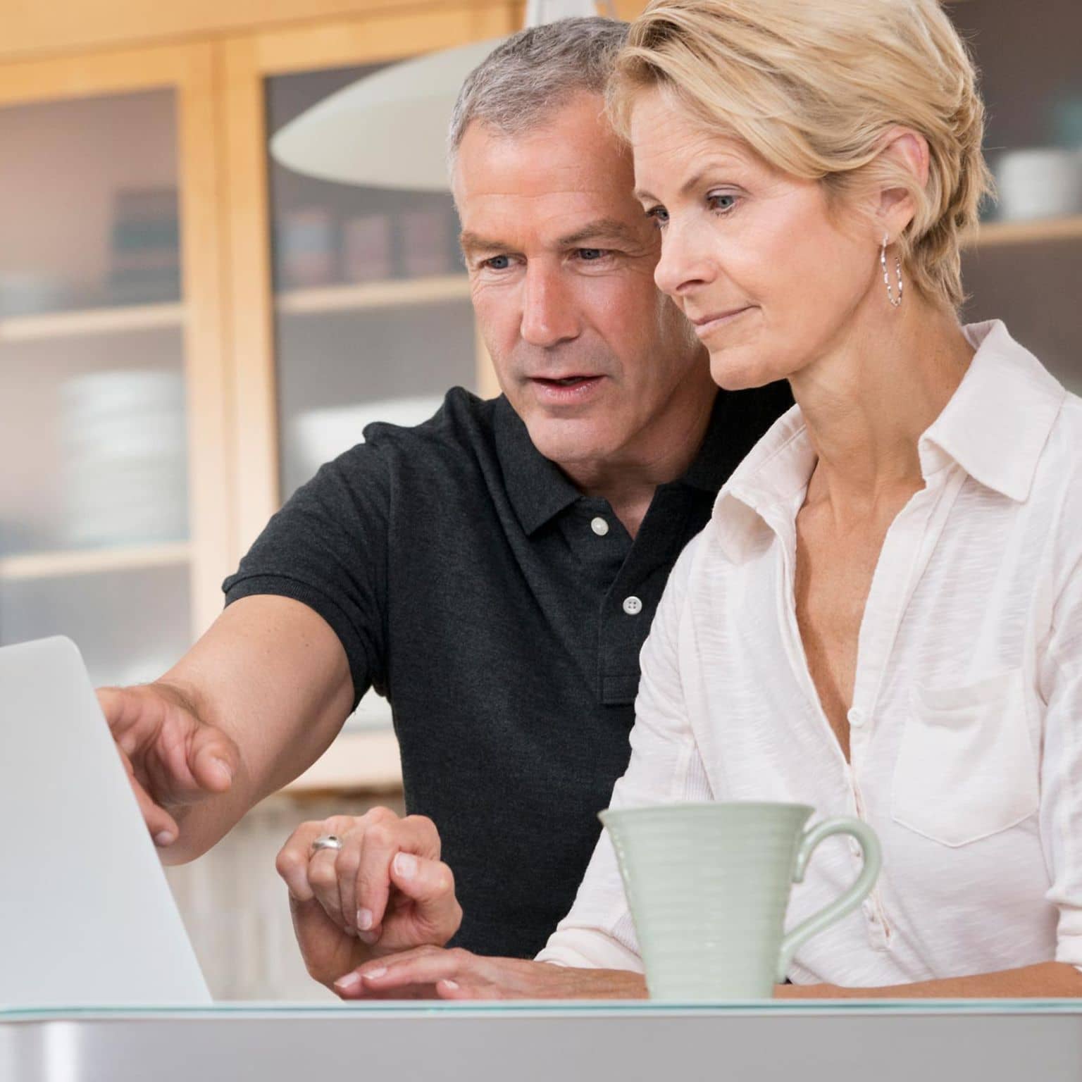 Patientenverfügung: Älteres Paar schaut gemeinsam auf ein Notebook.