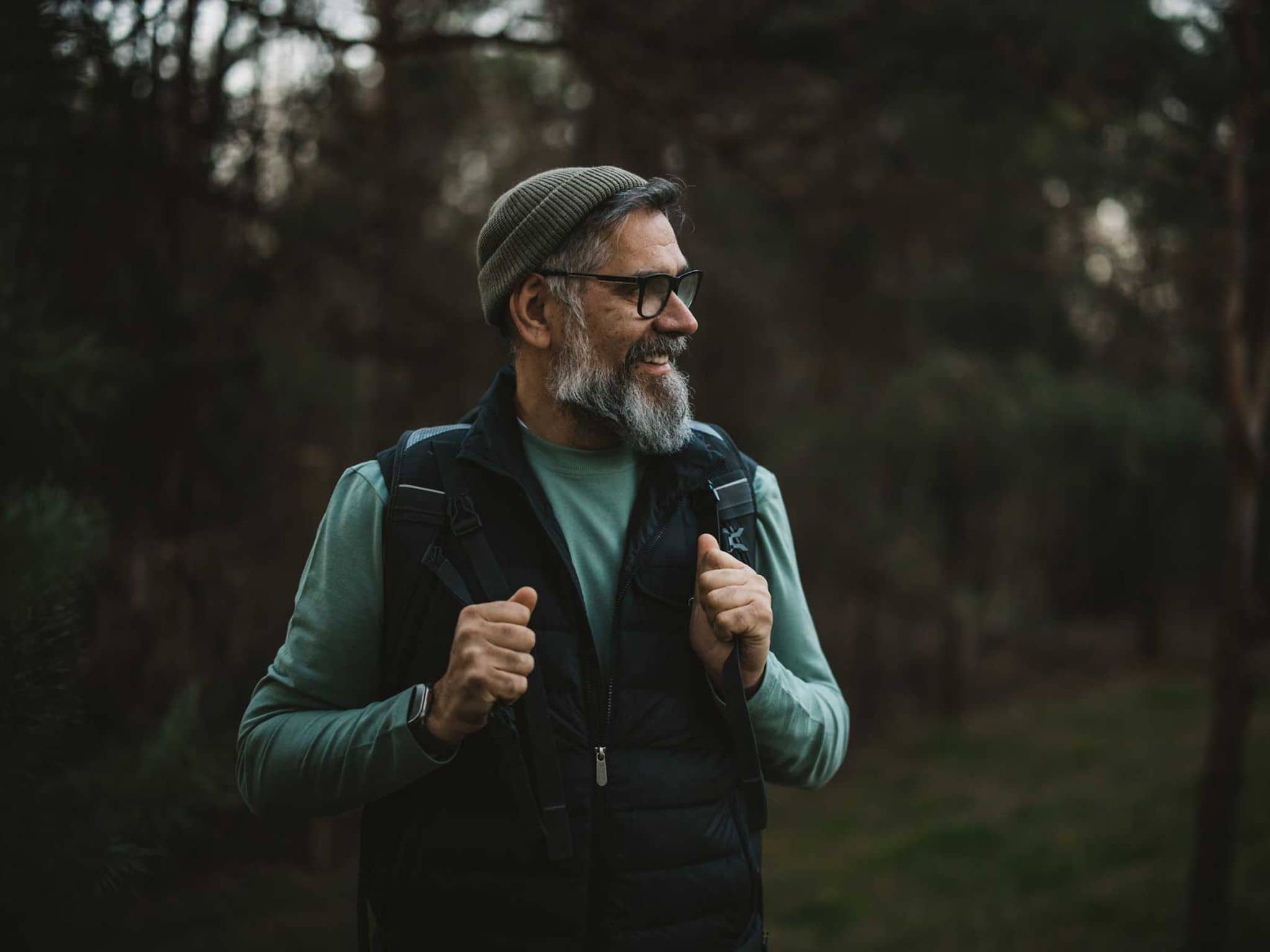 Symbolbild Rauchentwöhnung: Älterer Mann wandert