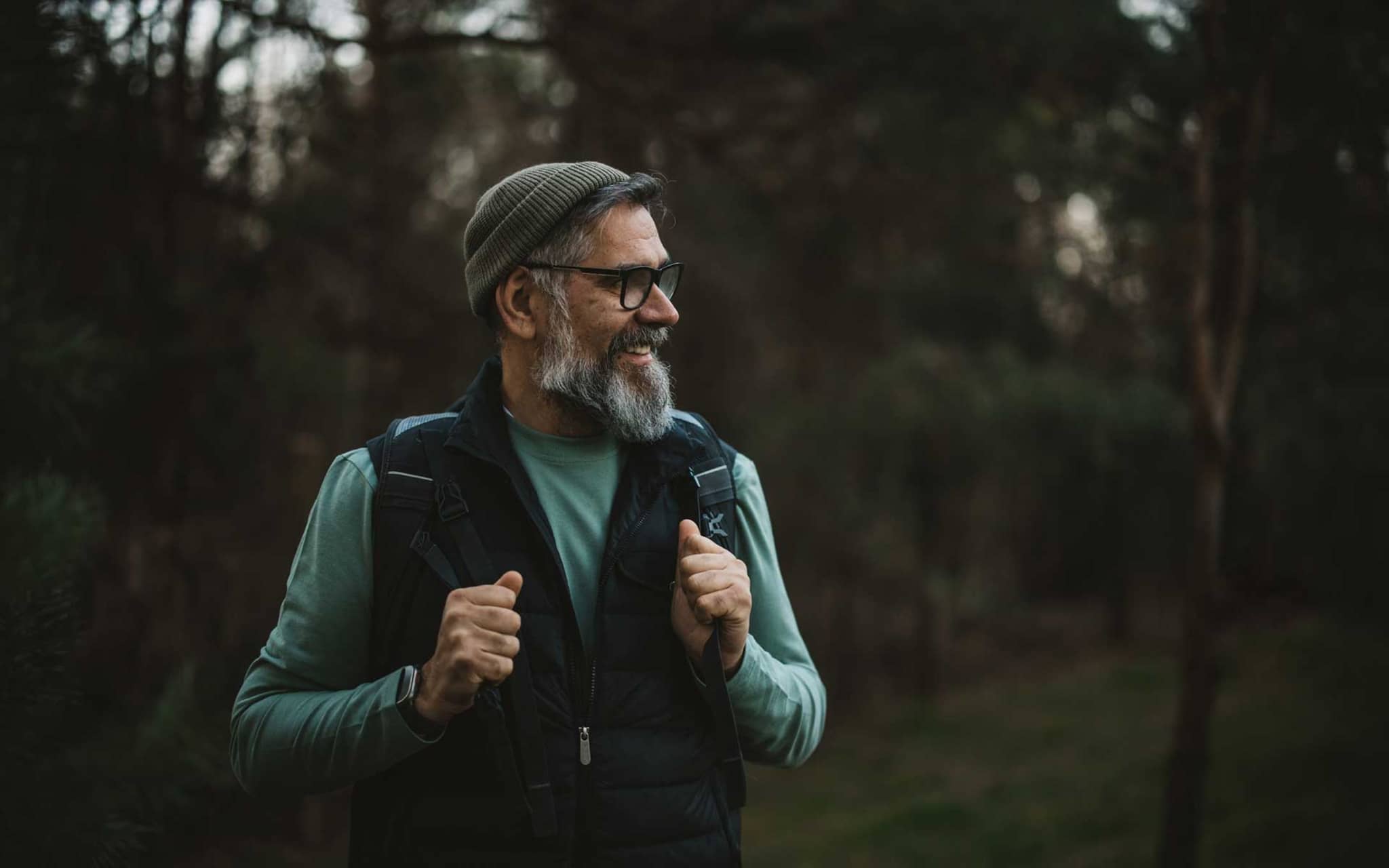Symbolbild Rauchentwöhnung: Älterer Mann wandert