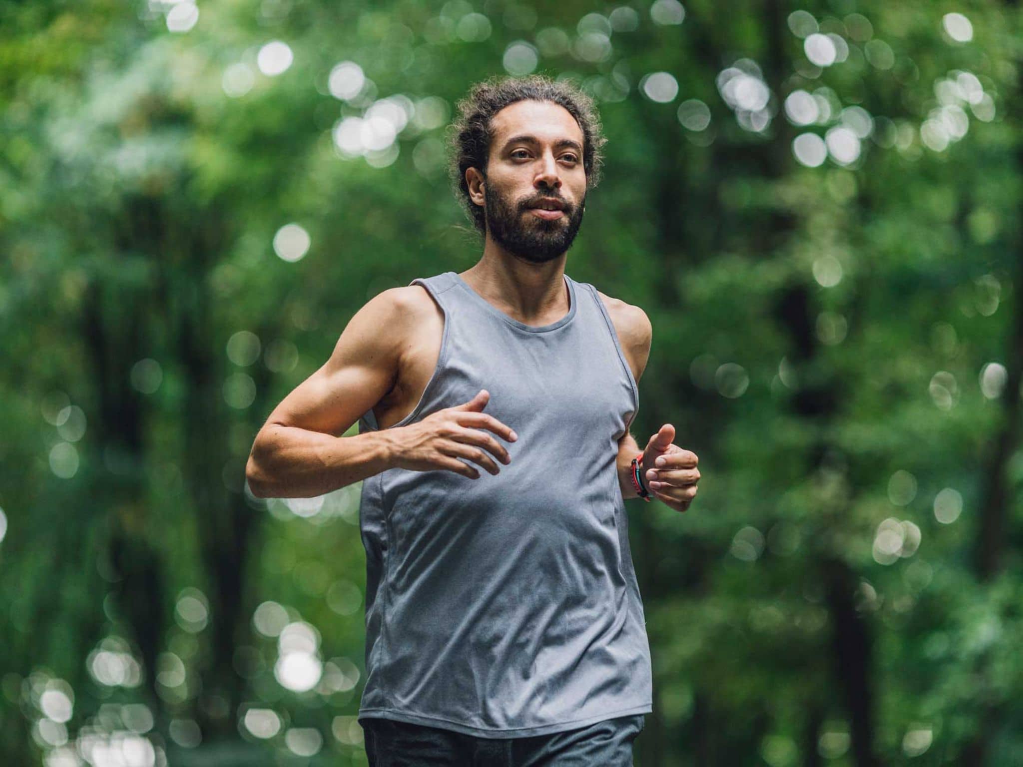 Symbolbild Sportlerherz: Läufer trainiert im Wald