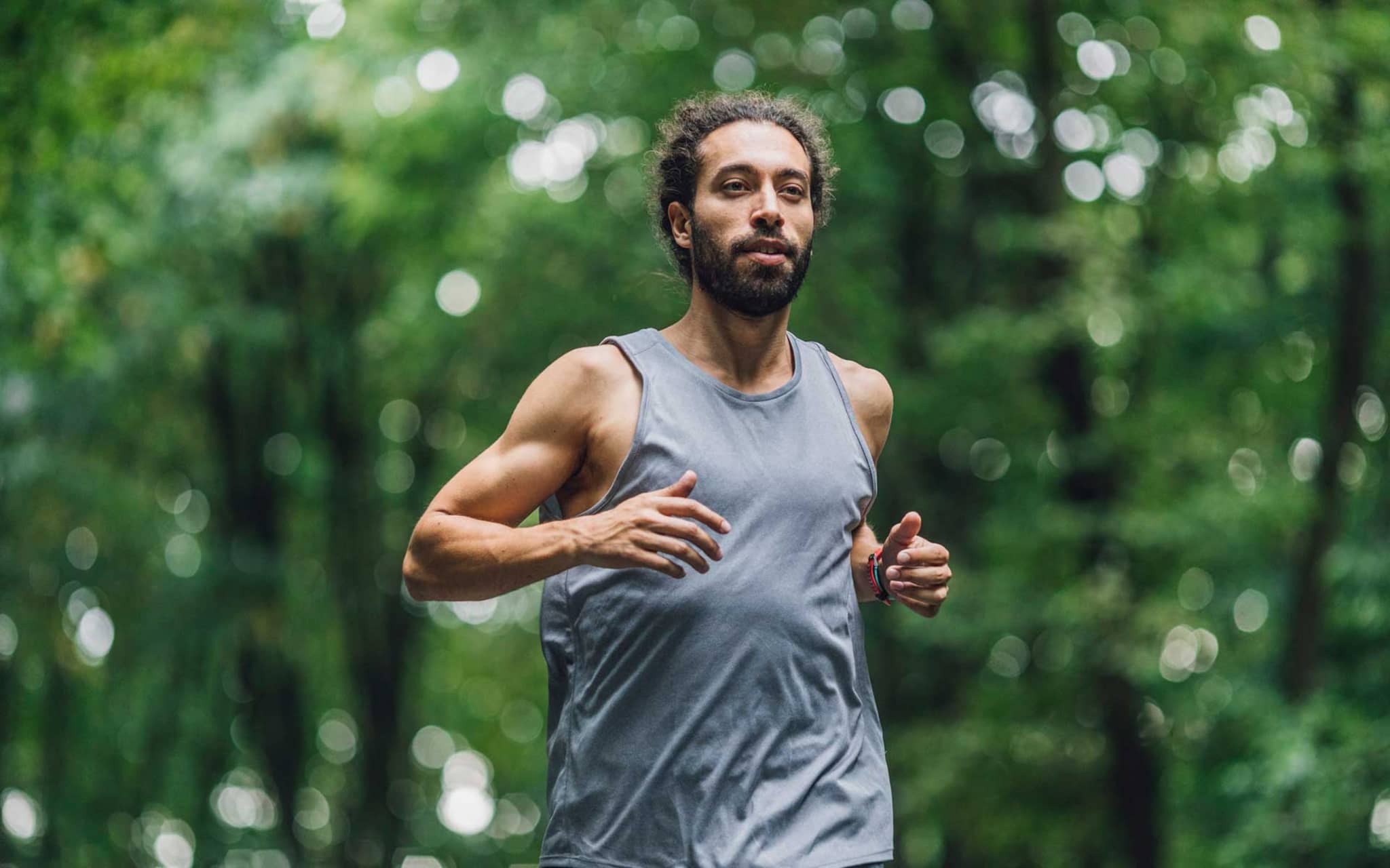 Symbolbild Sportlerherz: Läufer trainiert im Wald