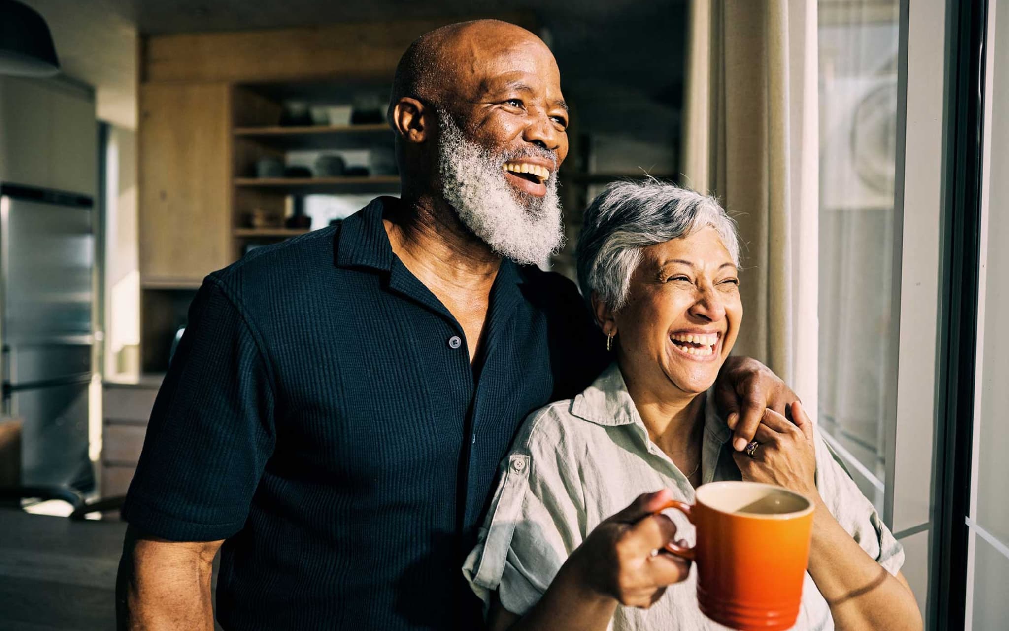 Behandlungsprogramm (DMP) für Diabetes: Älteres Paar freut sich und schaut aus dem Fenster.