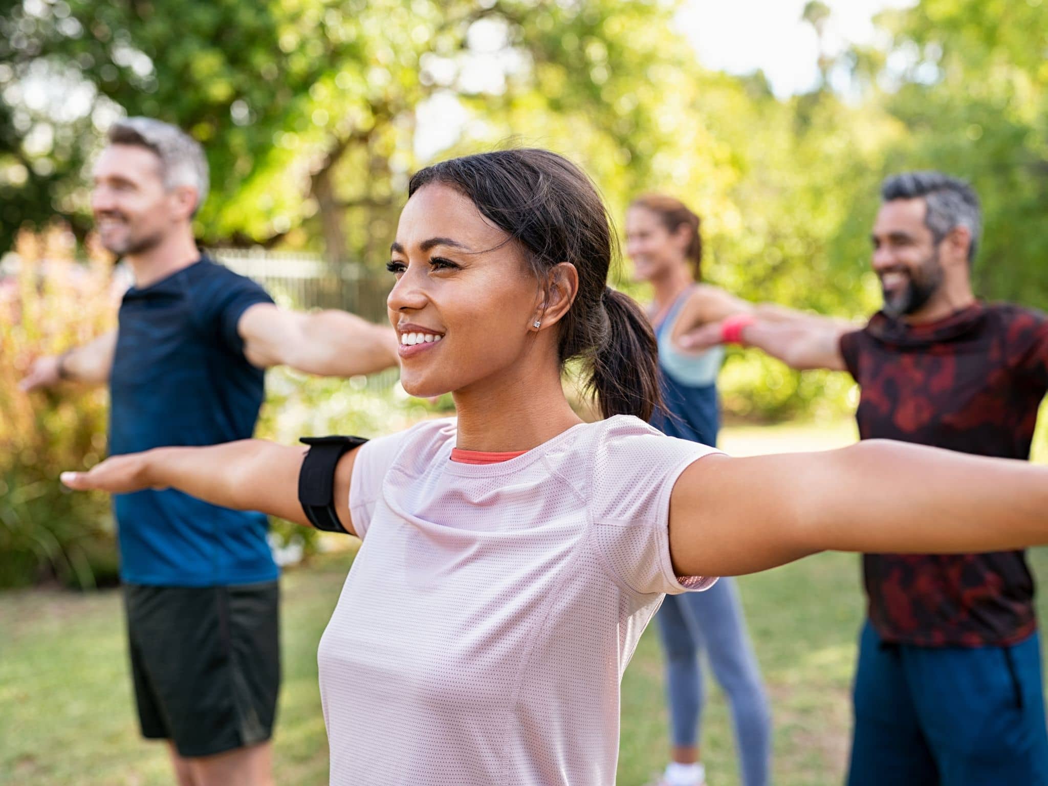 Calisthenics: Sportgruppe im Freien