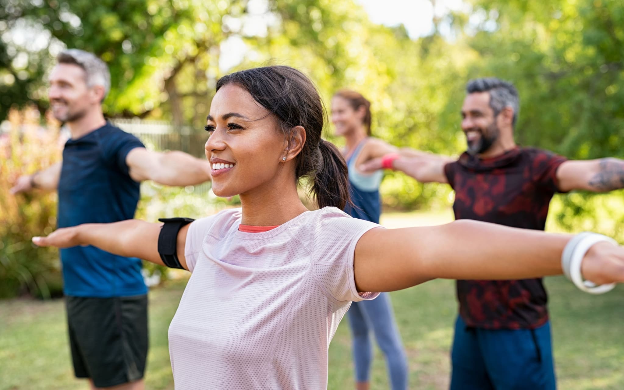Calisthenics: Sportgruppe im Freien