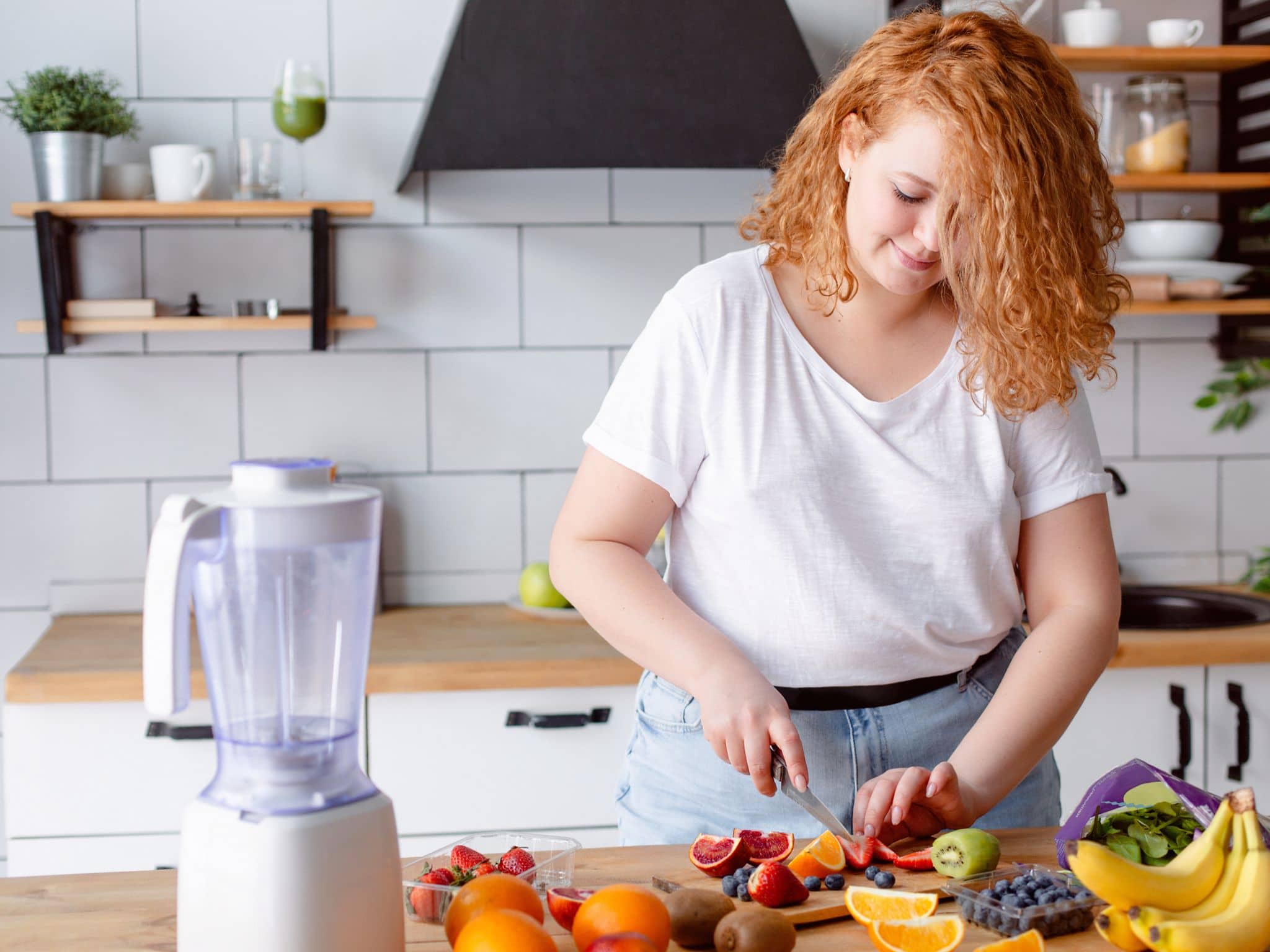 Jo-Jo-Effekt Adipositas: Eine Frau bereitet sich einen Smoothie vor
