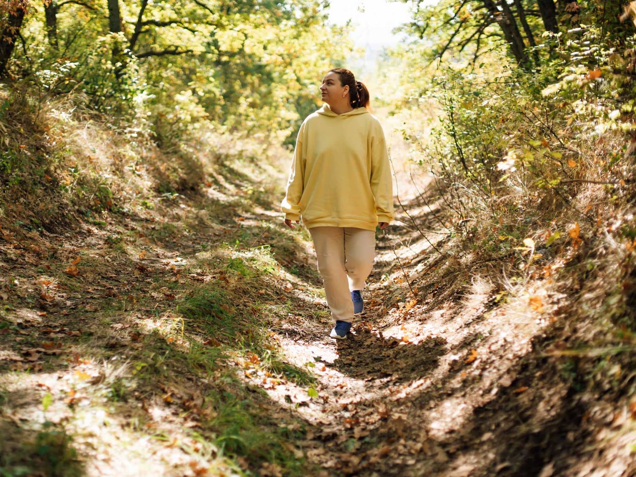 Symbolbild Bariatrische OP: Übergewichtige Frau geht spazieren