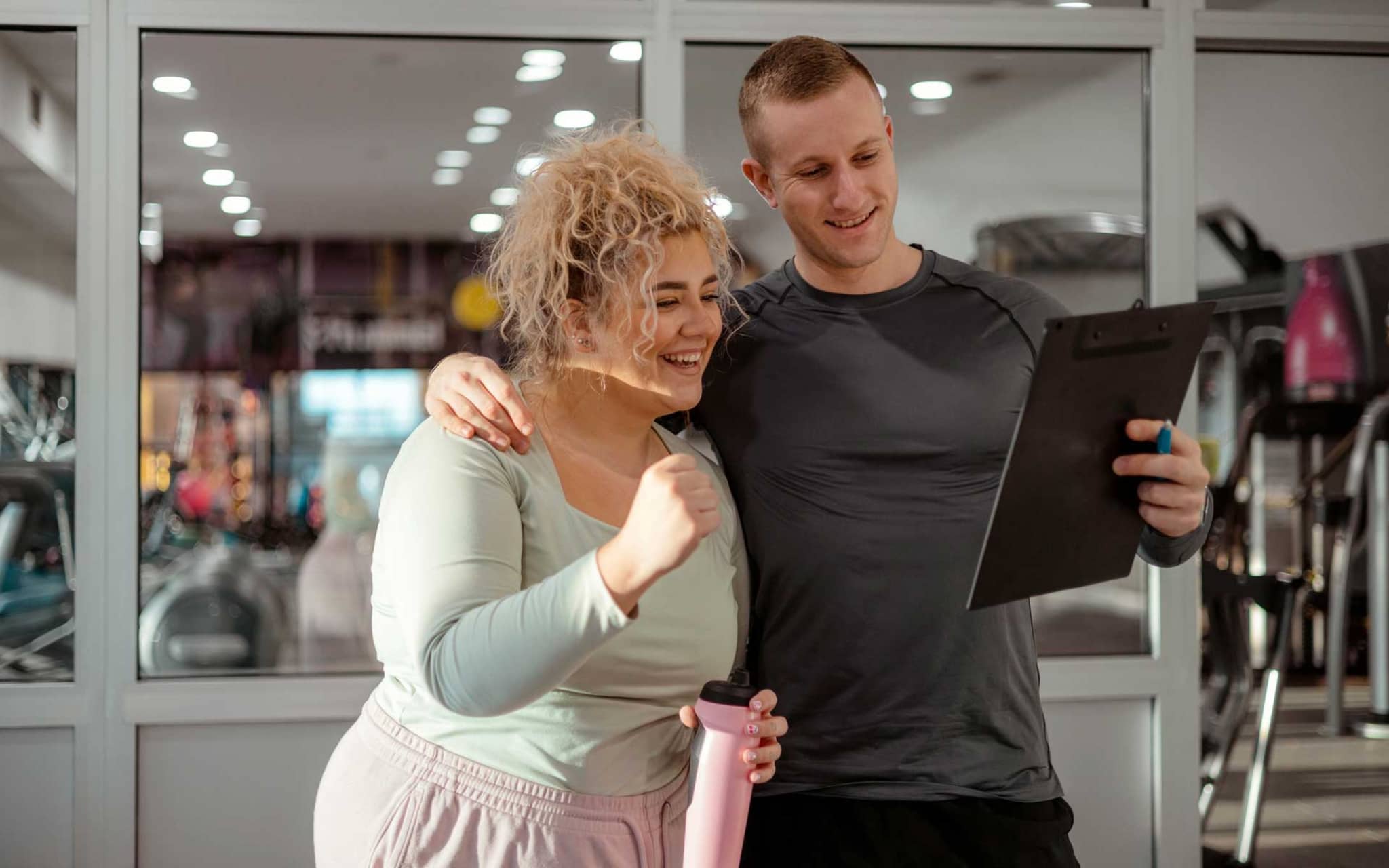 Symbolbild Adipositas-Behandlung: Junge, übergewichtige Frau mit Trainer