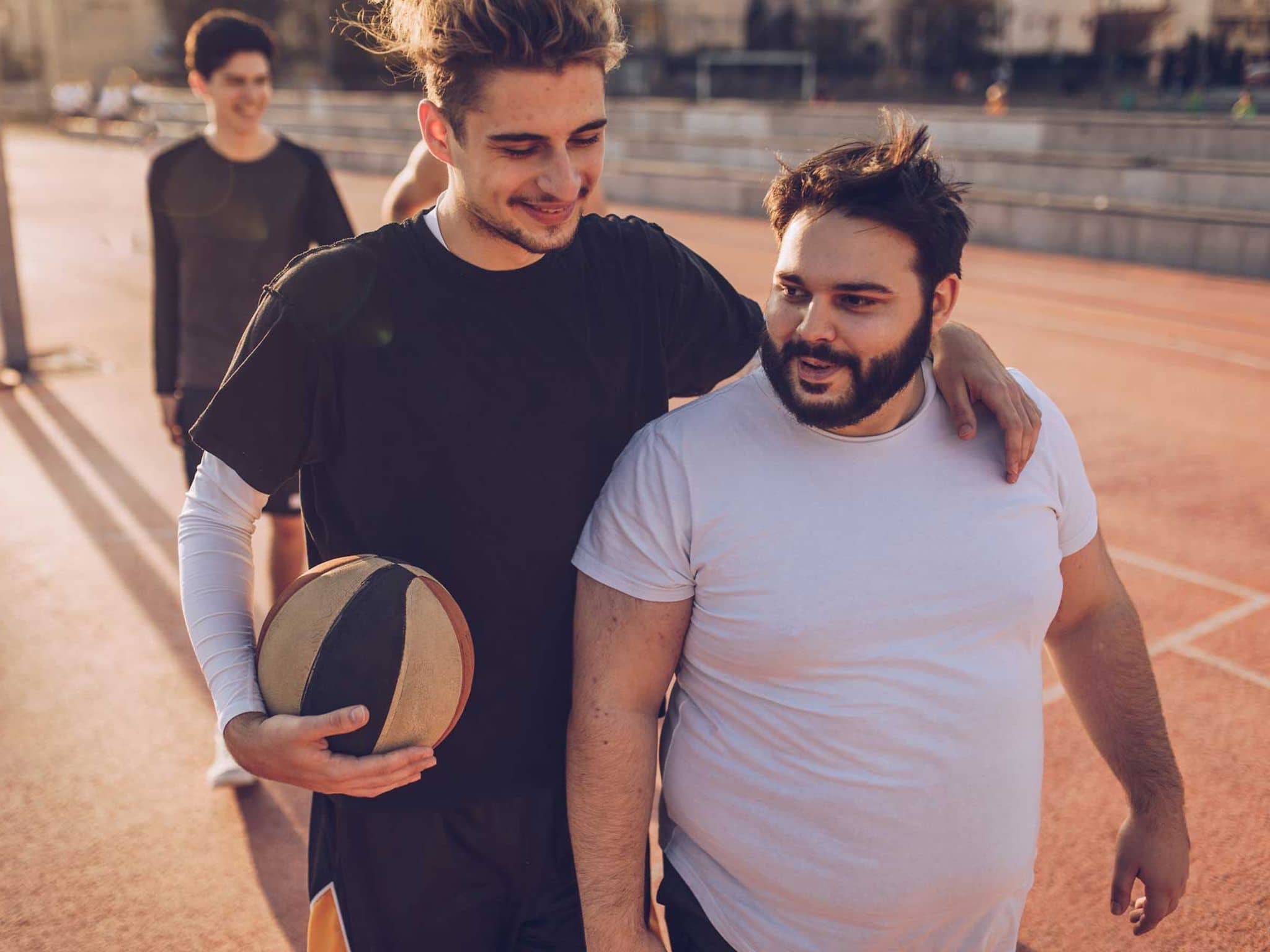 Adipositas-Grad: Junger, adipöser Mann beim Basketball