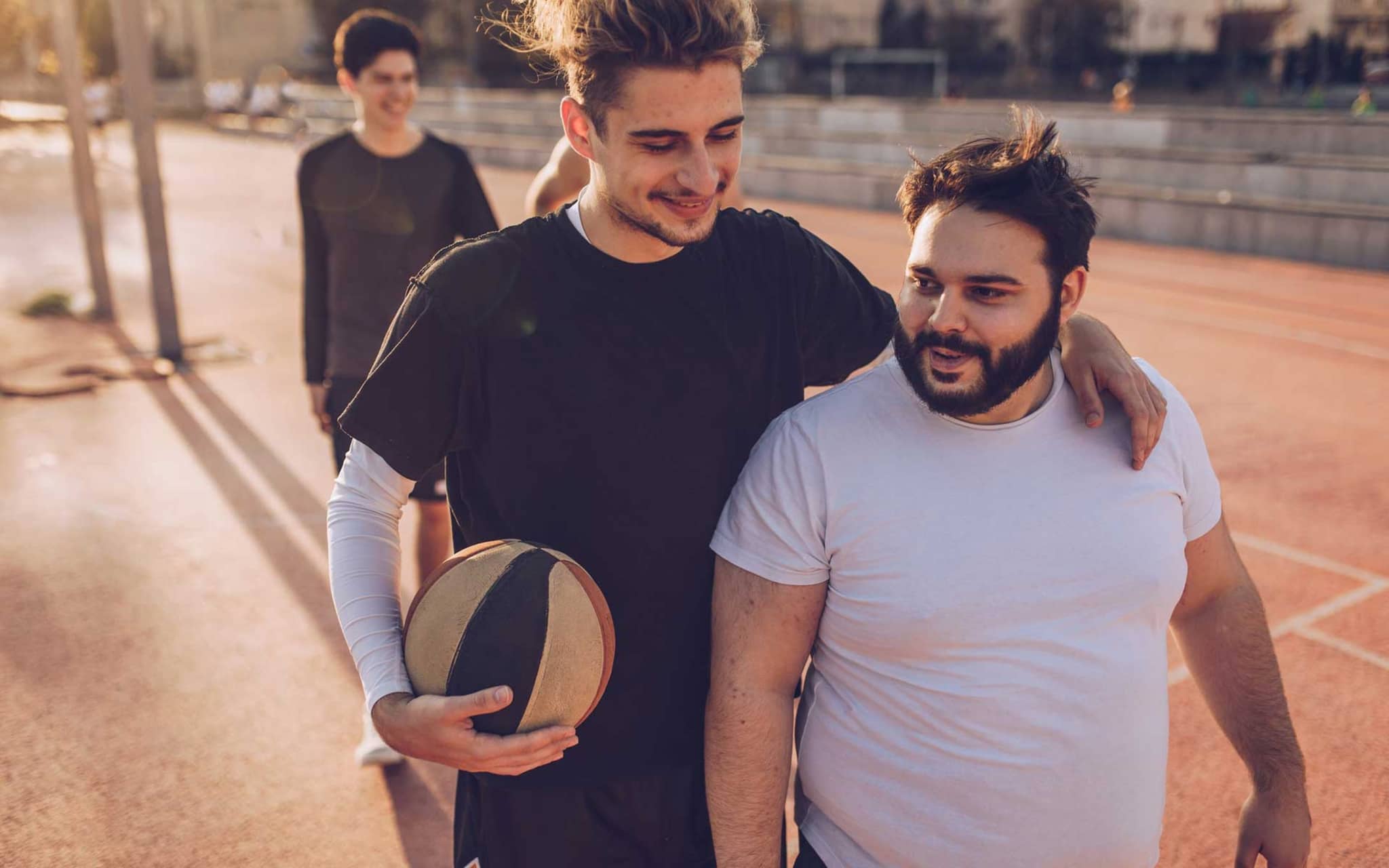 Adipositas-Grad: Junger, adipöser Mann beim Basketball