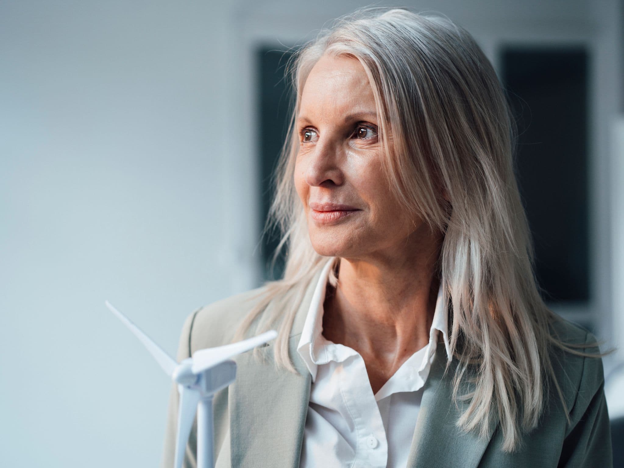 Wechseljahre am Arbeitsplatz: Eine Frau sitzt vor ihrem Computer und versucht, sich zu konzentrieren