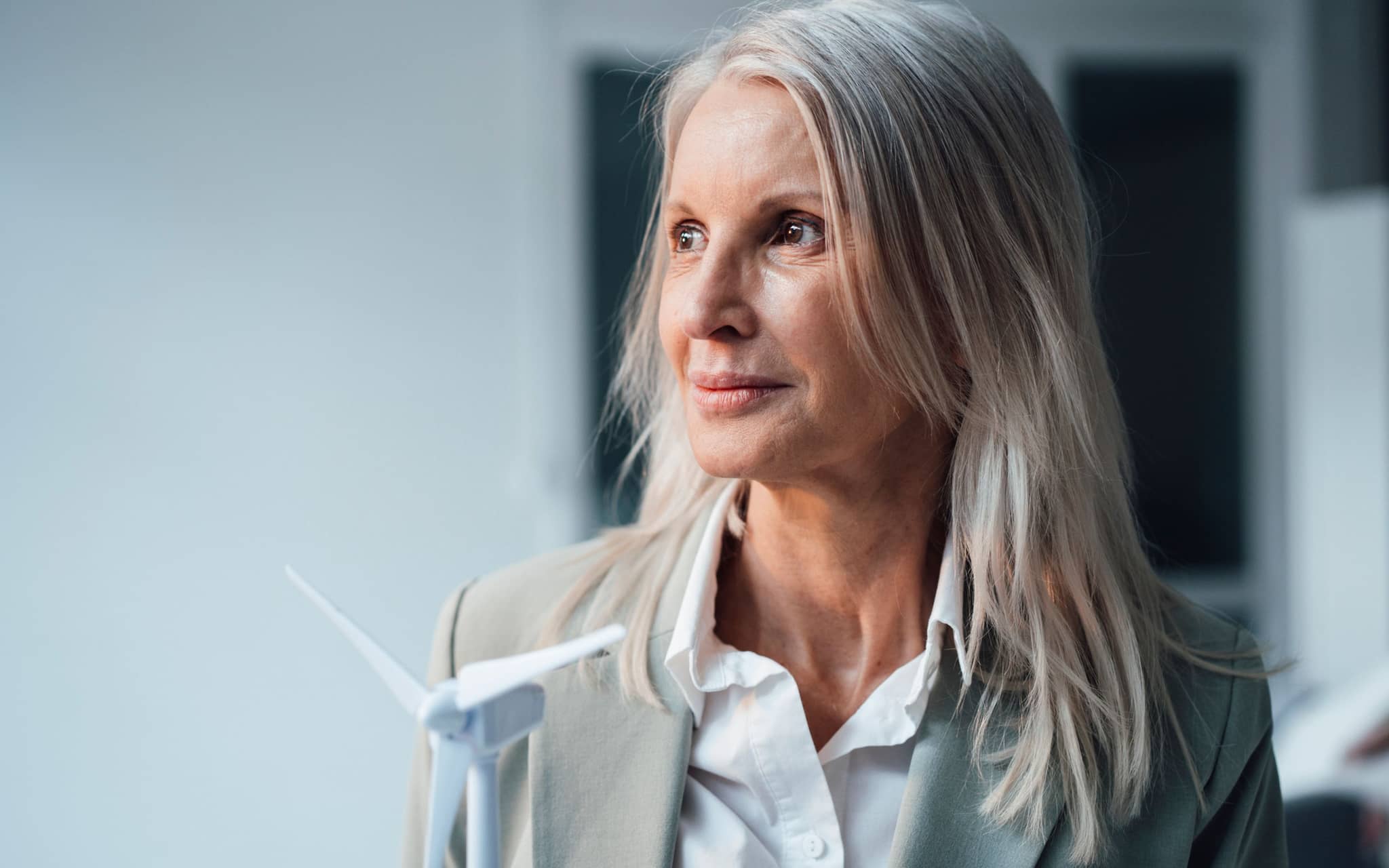 Wechseljahre am Arbeitsplatz: Eine Frau sitzt vor ihrem Computer und versucht, sich zu konzentrieren