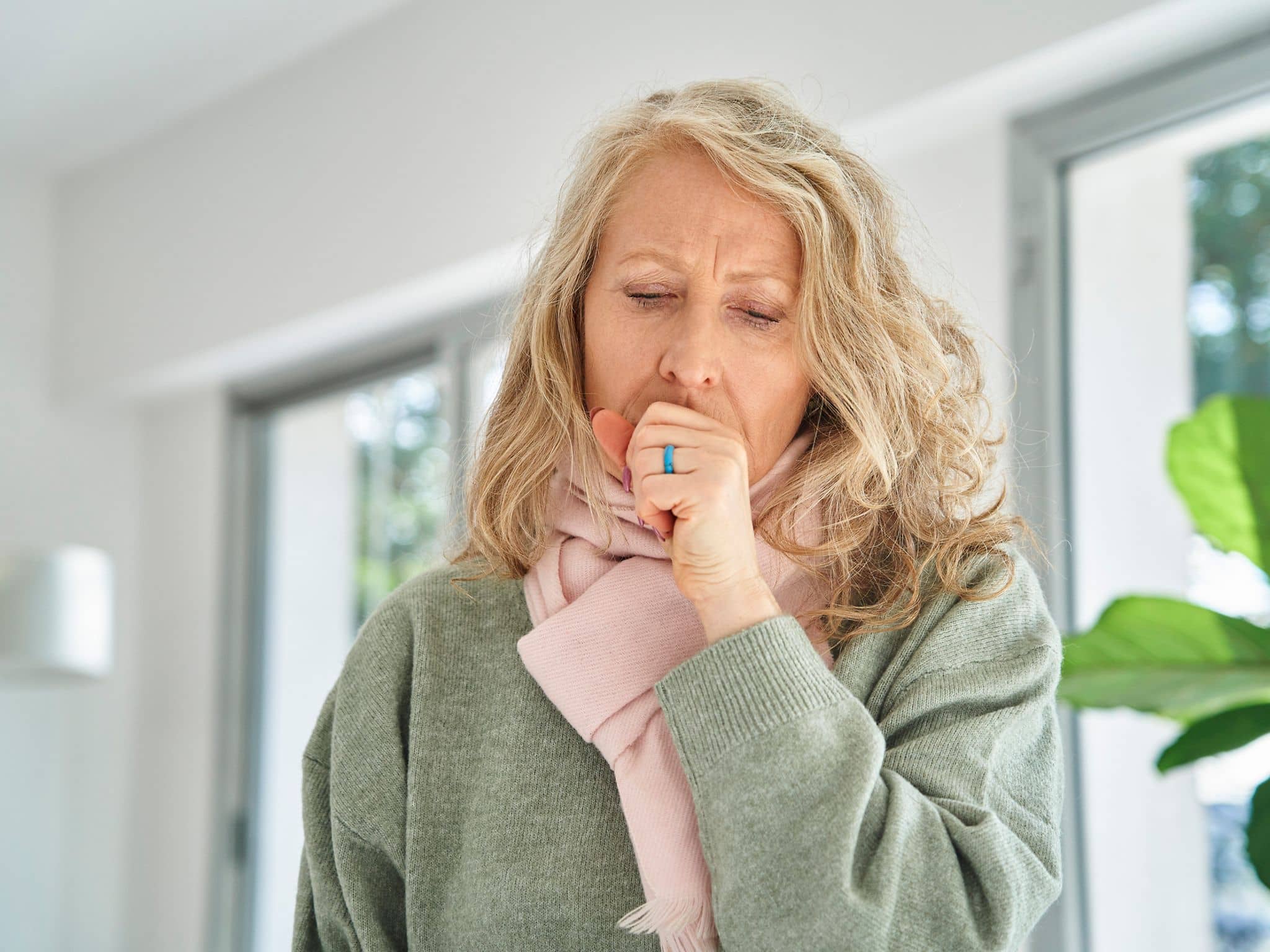 Chronische Atemwegserkrankungen: Eine ältere Frau hustet
