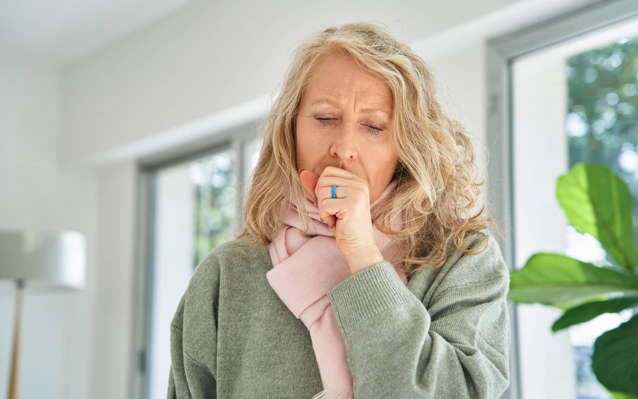 Chronische Atemwegserkrankungen: Eine ältere Frau hustet