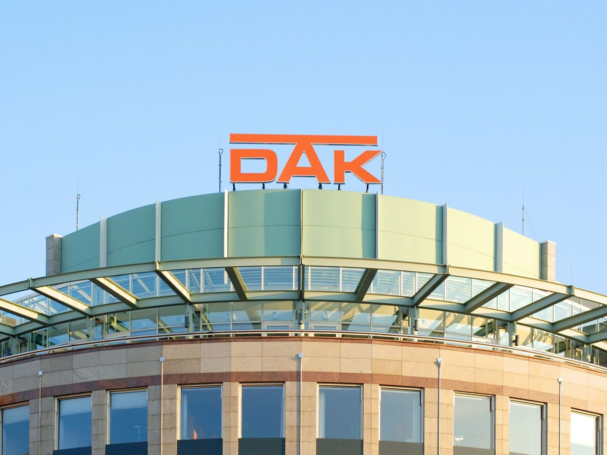 zentrale-der-dak-gesundheit-in-hamburg-dach-mit-schriftzug