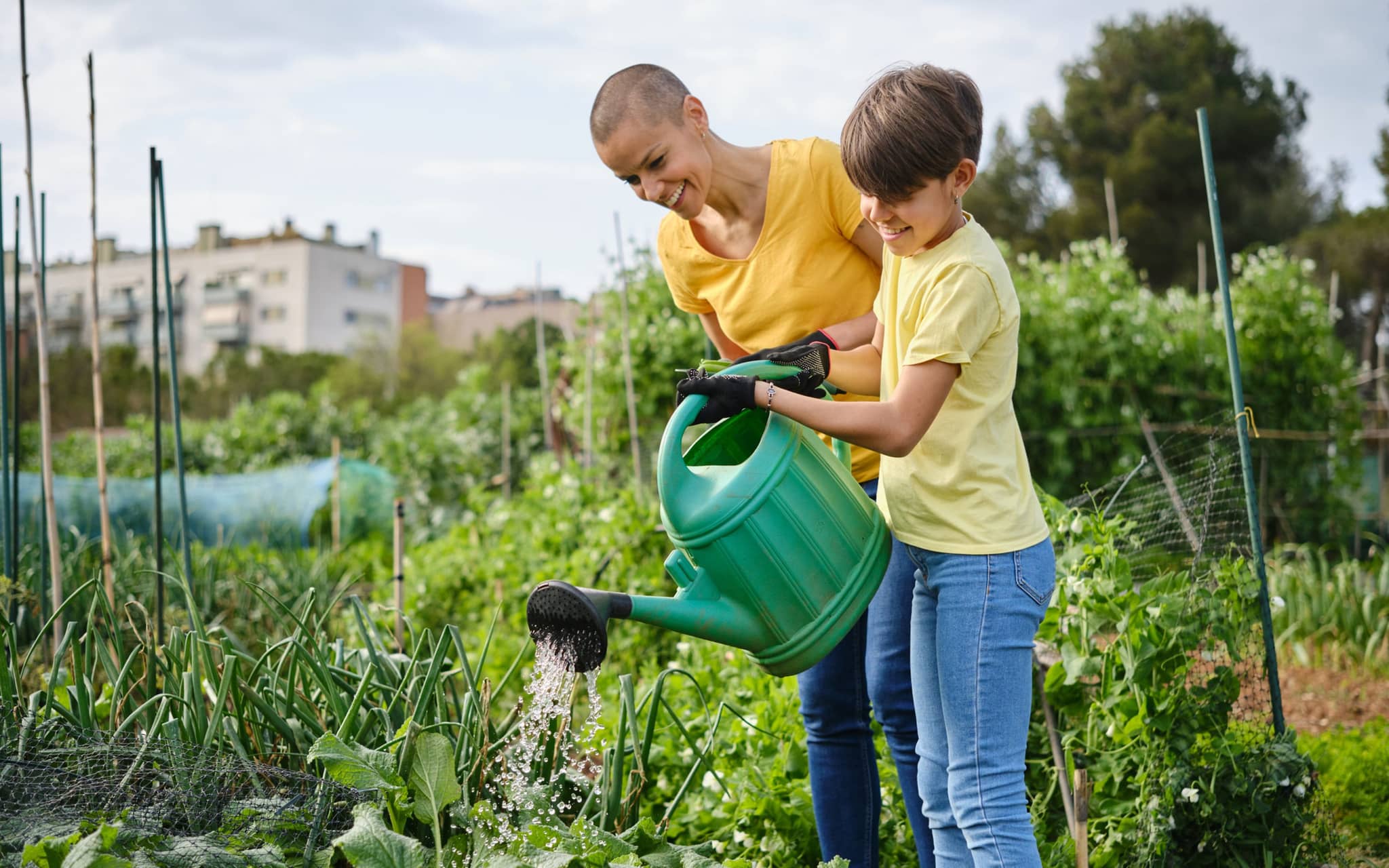 Planetary Health: CO2 steigt in den Himmel über einer Fabriklandschaft