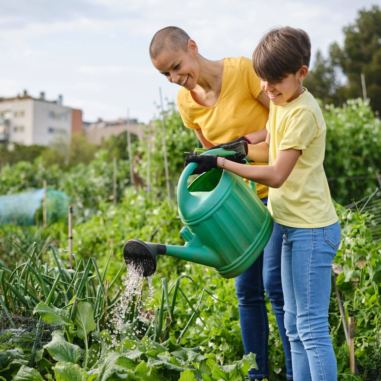 Planetary Health: CO2 steigt in den Himmel über einer Fabriklandschaft