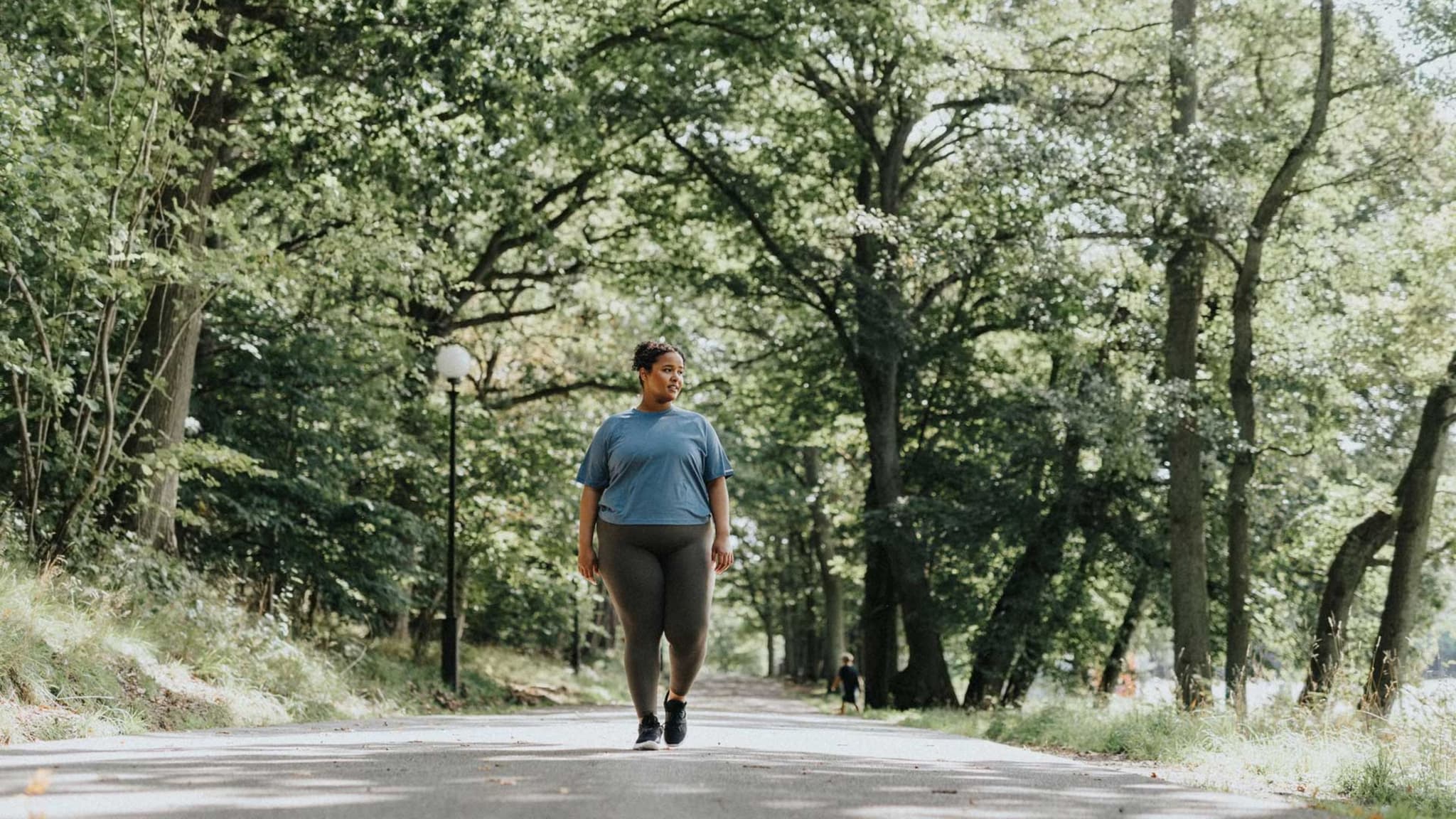Symbolbild Adipositas: Junge Frau geht spazieren