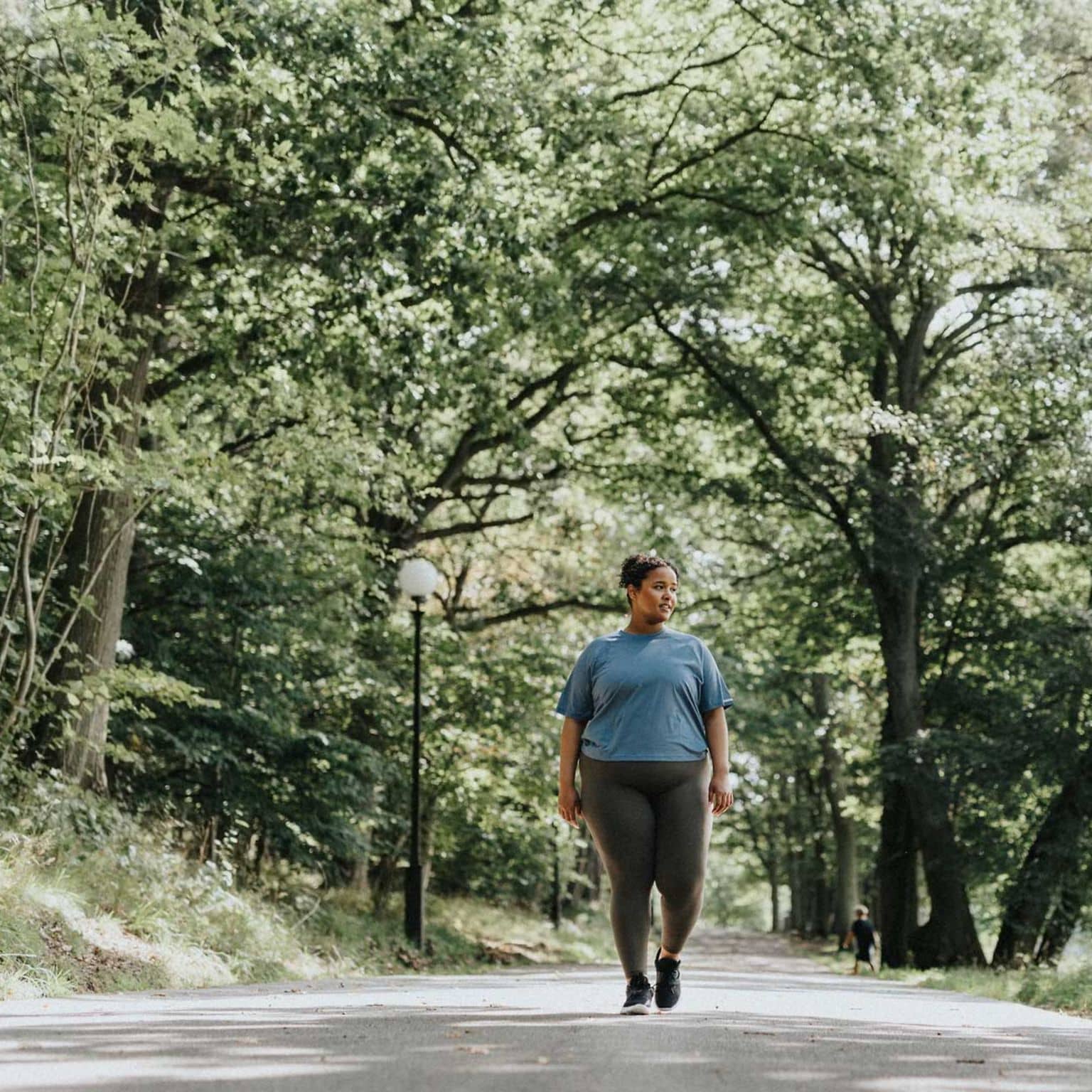Symbolbild Adipositas: Junge Frau geht spazieren