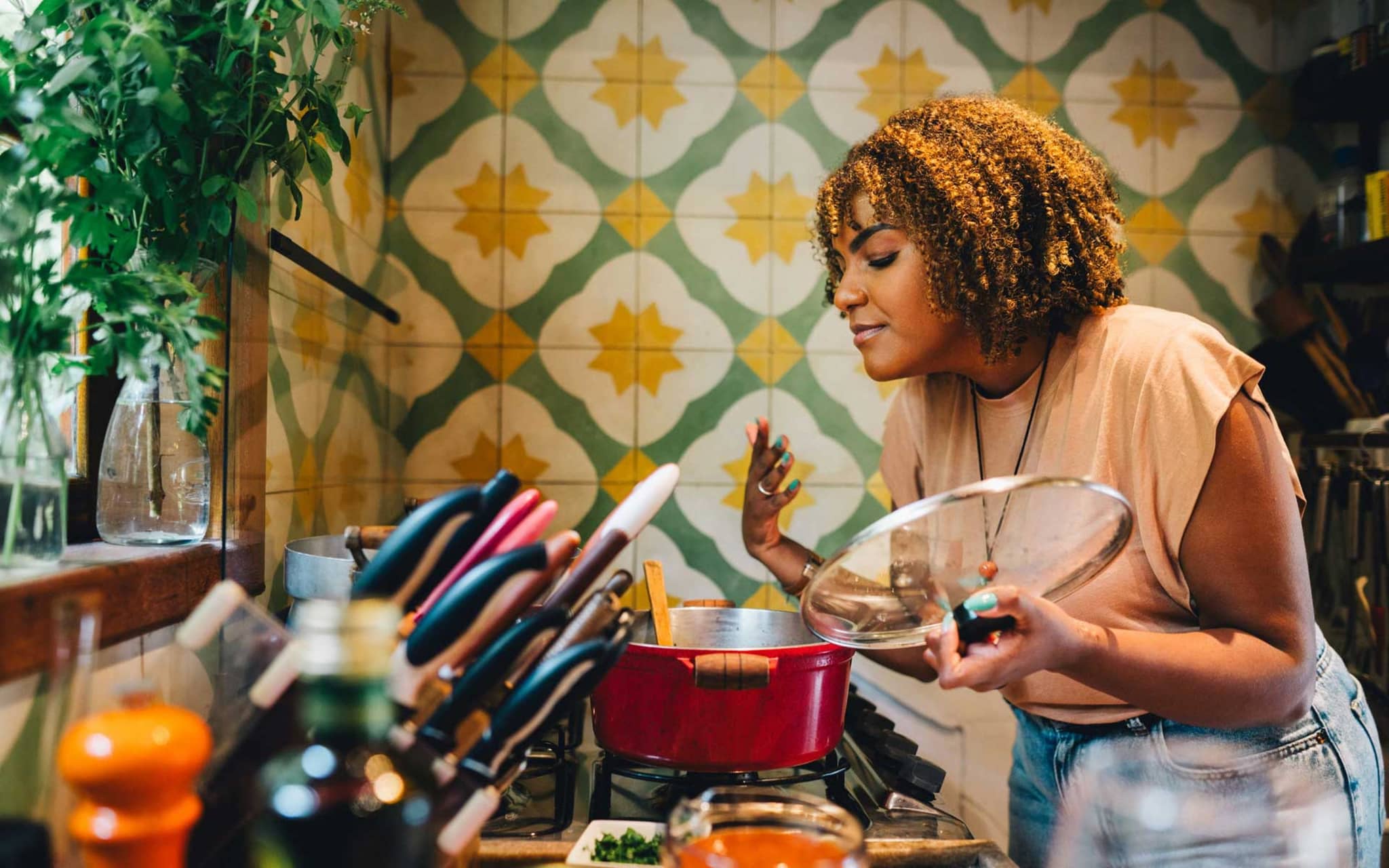 Symbolbild essen und abnehmen: Junge Frau kocht