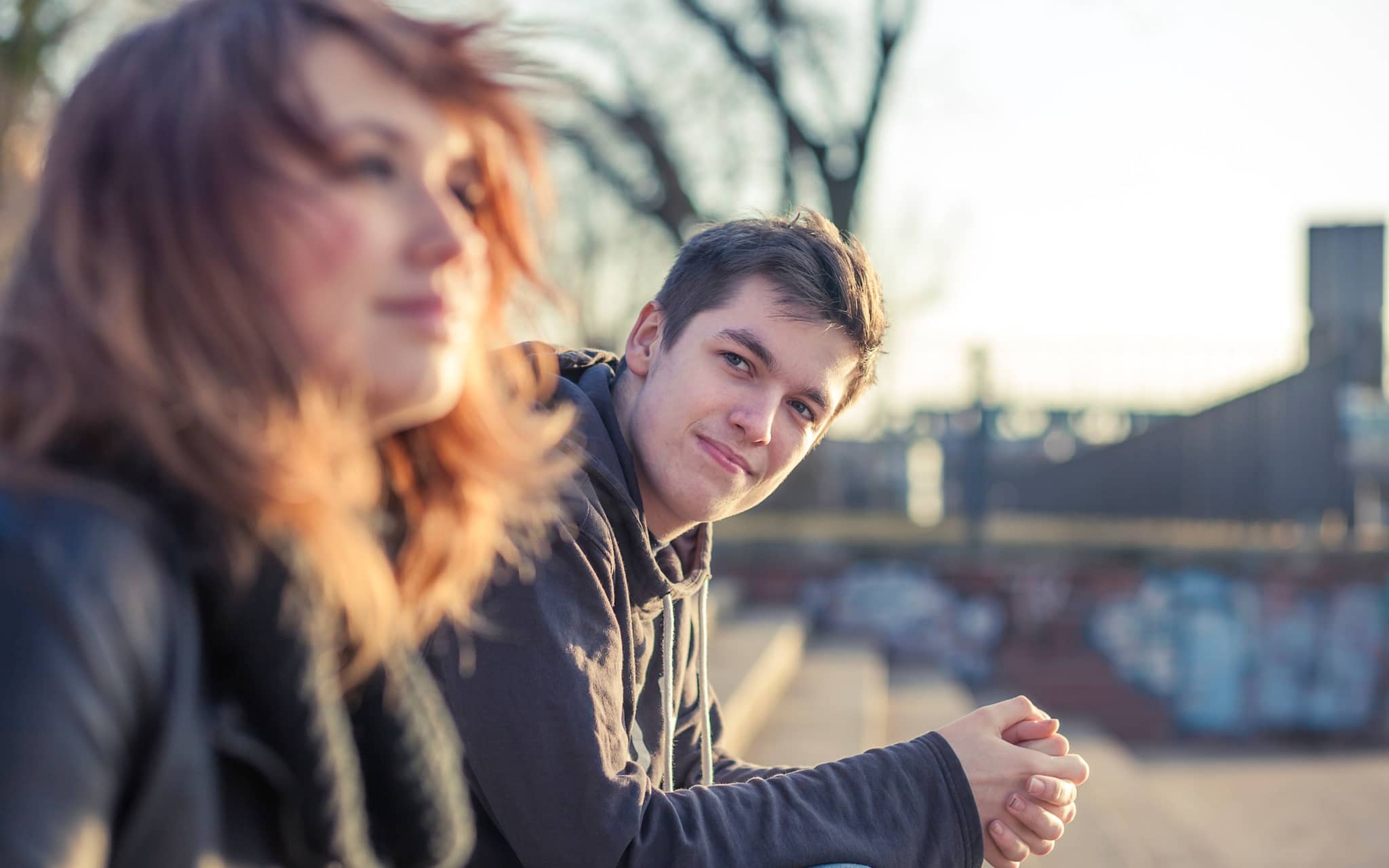 Ein junger Mann sieht eine junge Frau verliebt an