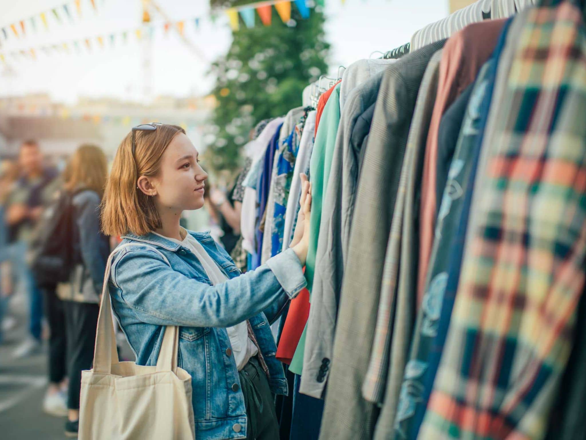 Symbolbild nachhaltiger Konsum: Junge Frau kauft Secondhand