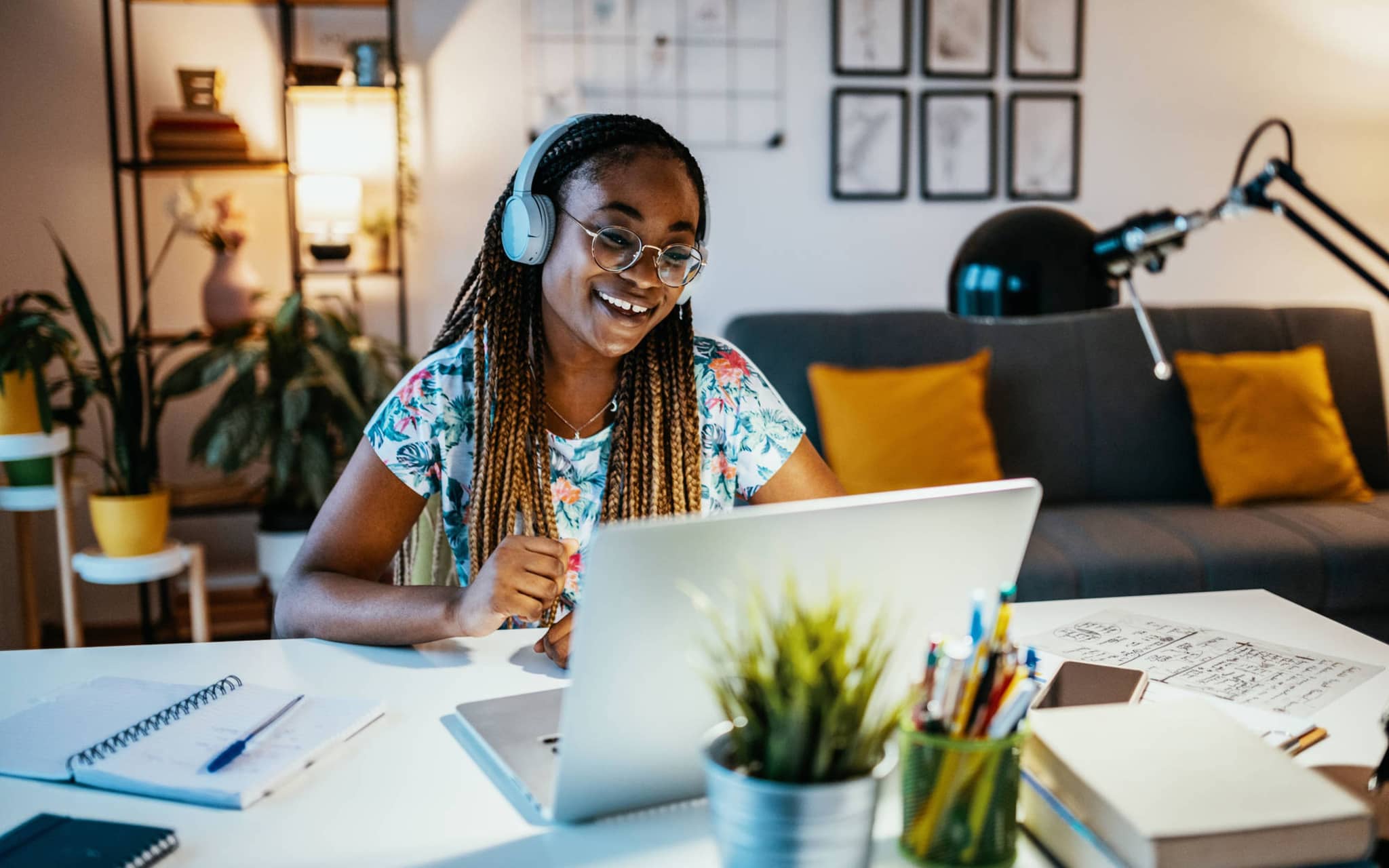 Bild: Jugendliche sitzt am Laptop und verfolgt ein Onlineseminar