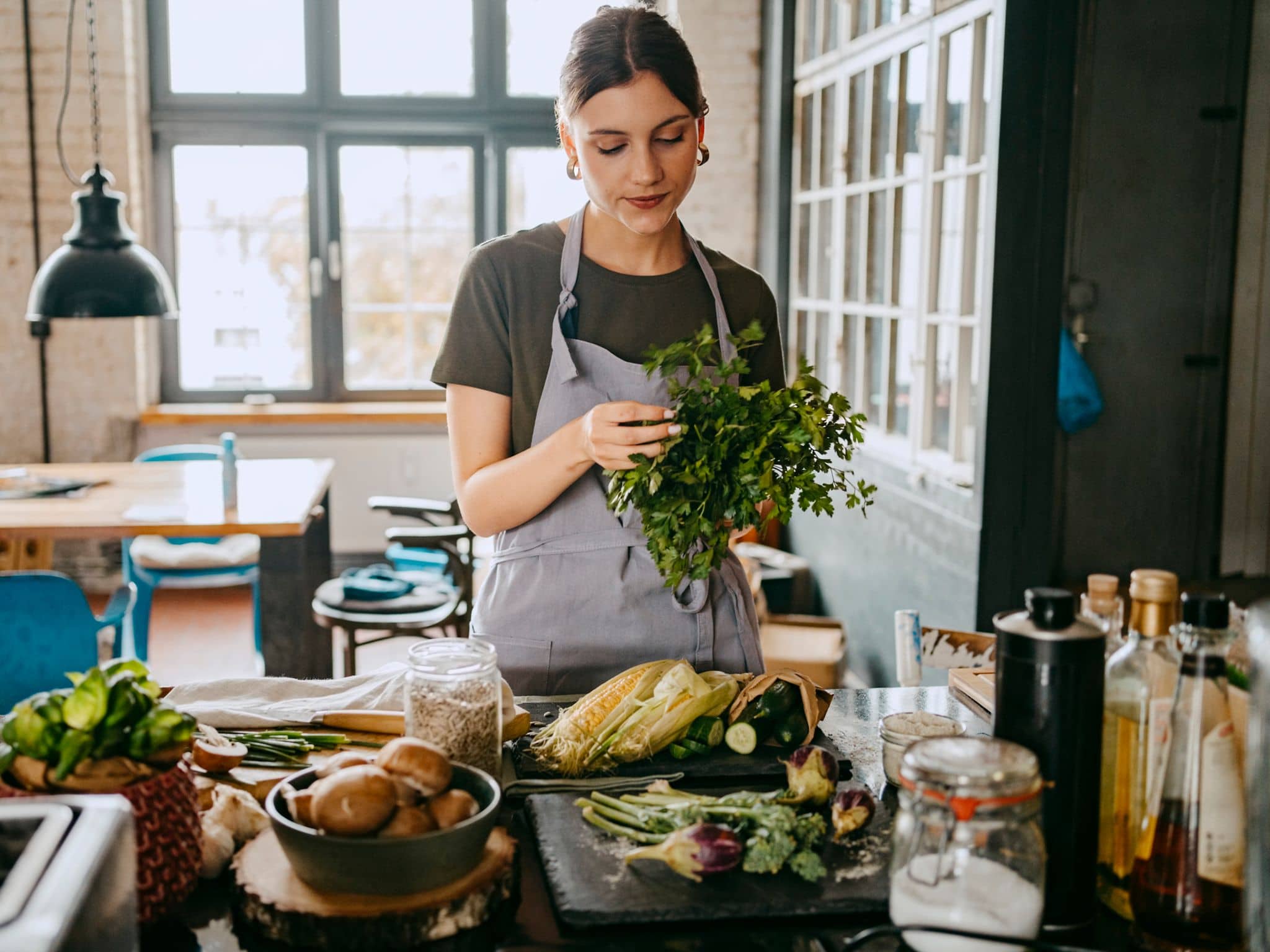 Symbolbild Planetary Health Diet: Frau in Küche kontrolliert Gemüse.