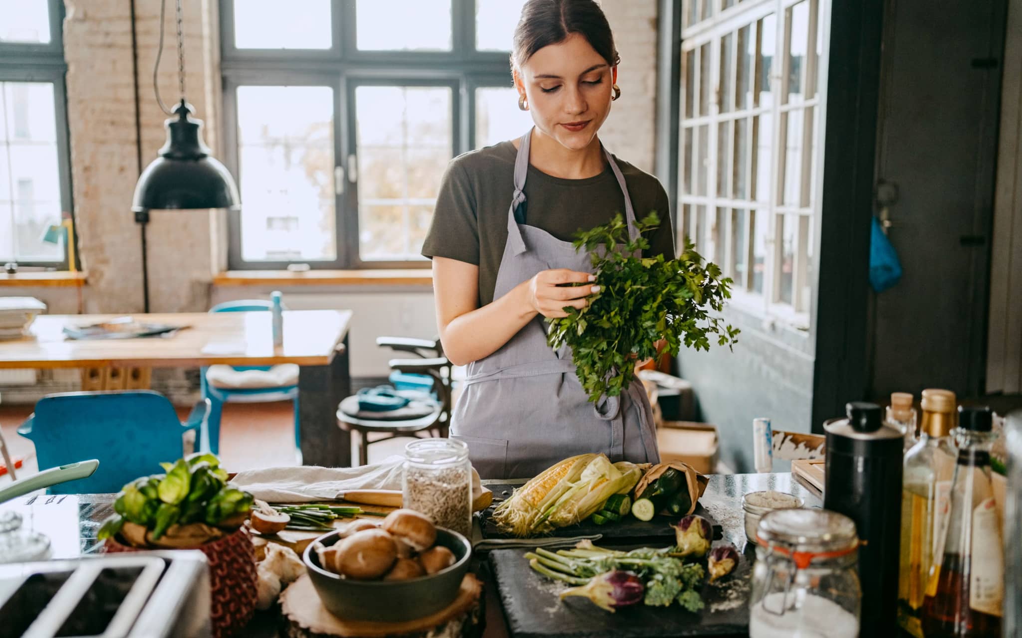 Symbolbild Planetary Health Diet: Frau in Küche kontrolliert Gemüse.