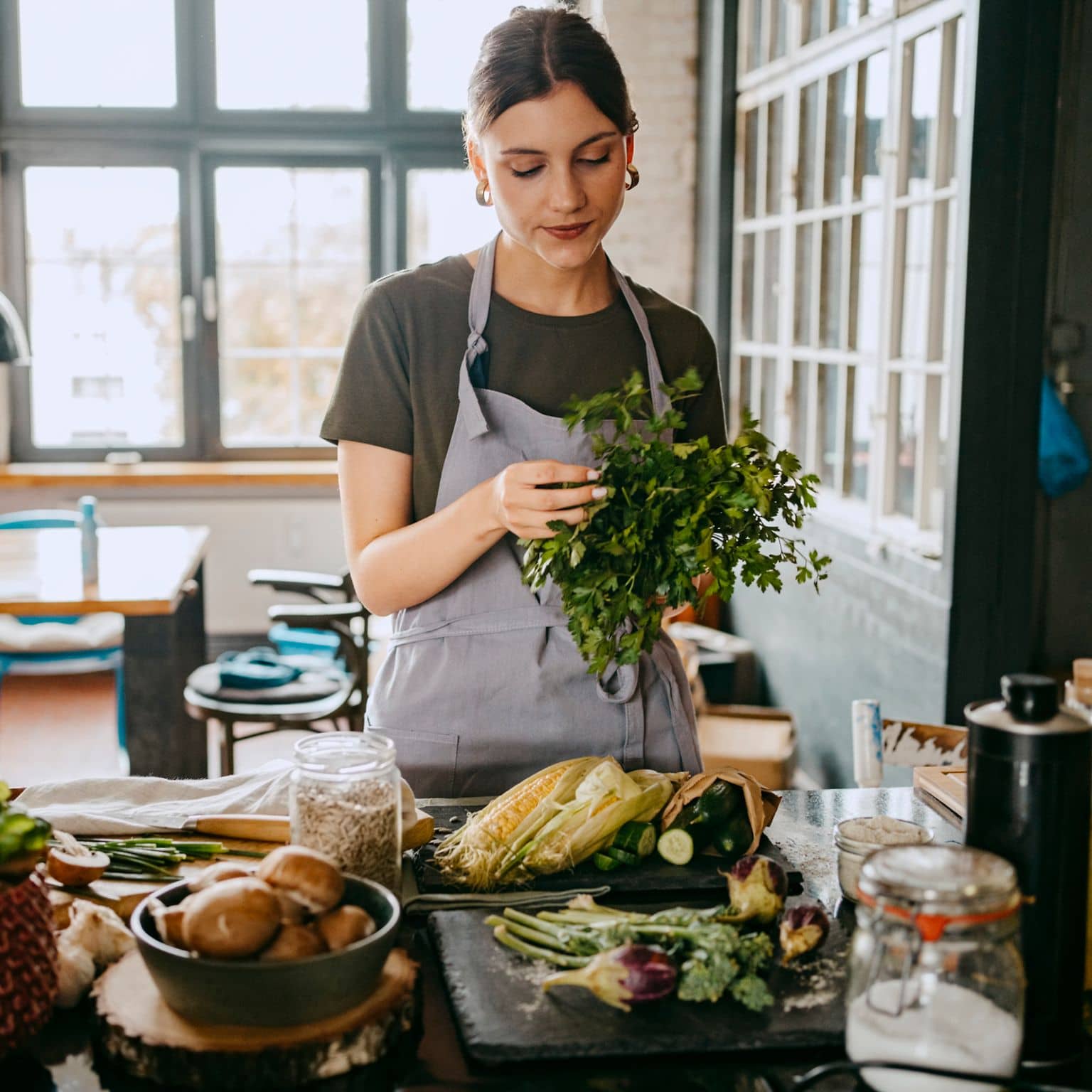 Symbolbild Planetary Health Diet: Frau in Küche kontrolliert Gemüse.