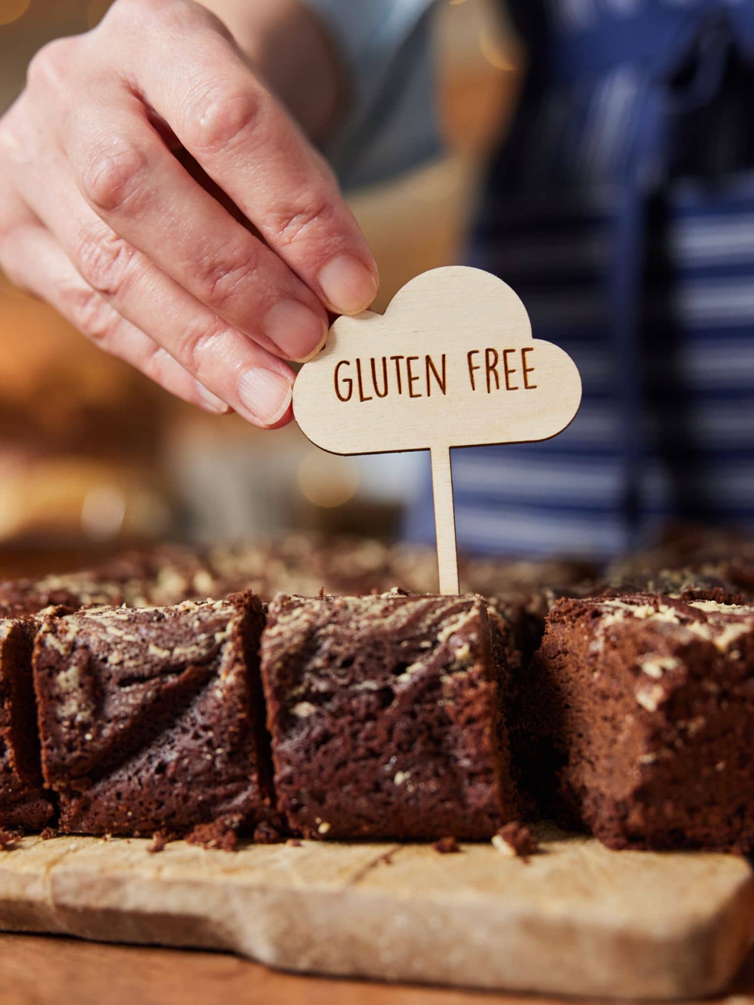 Glutenunverträglichkeit: Ein Mann steckt ein "gluten free"-Schildchen in einen Kuchen