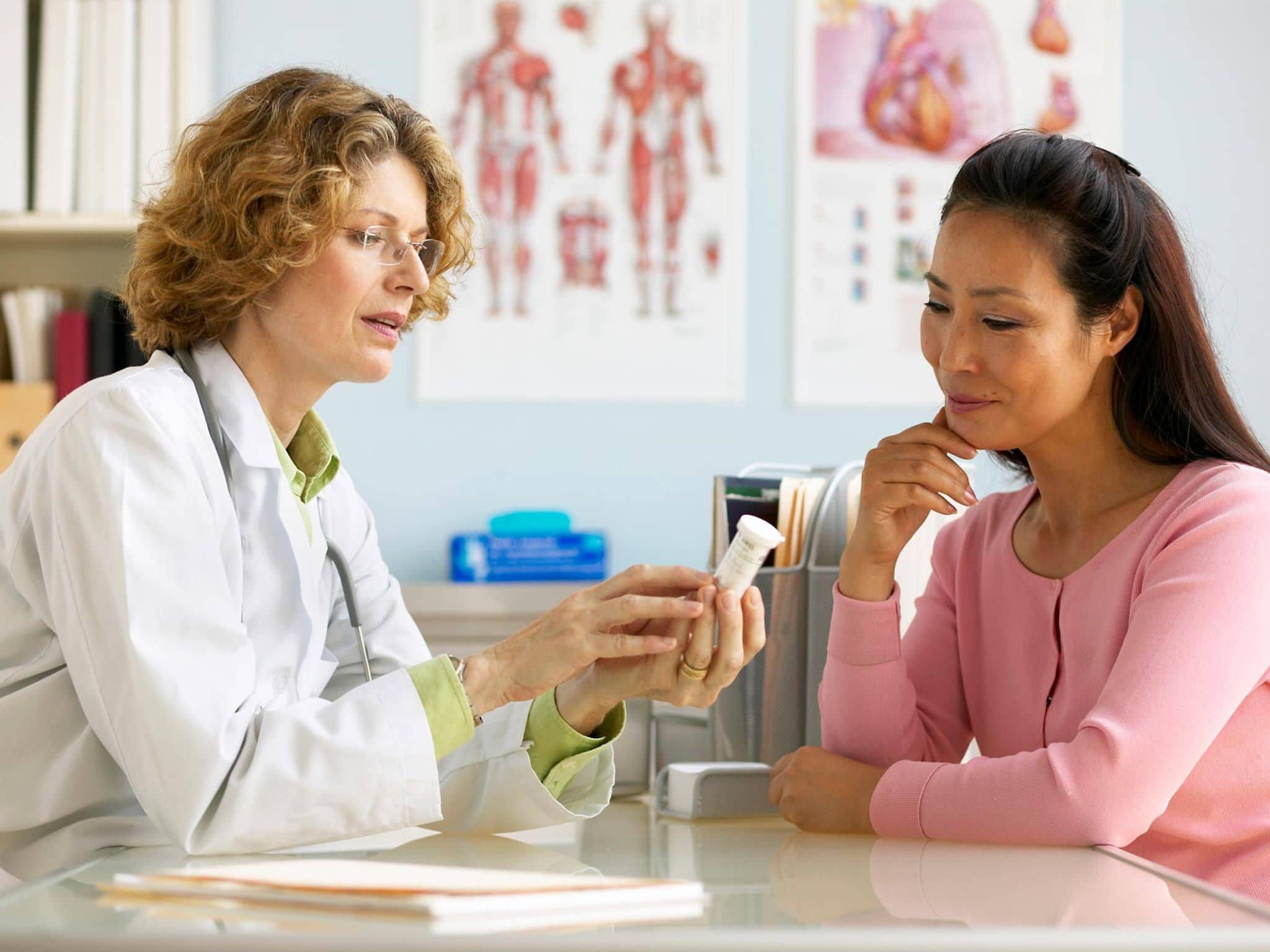 Arzneimittel-Sicherheit: Ärztin klärt Patientin über Nutzen und Risiken eines Medikaments auf.