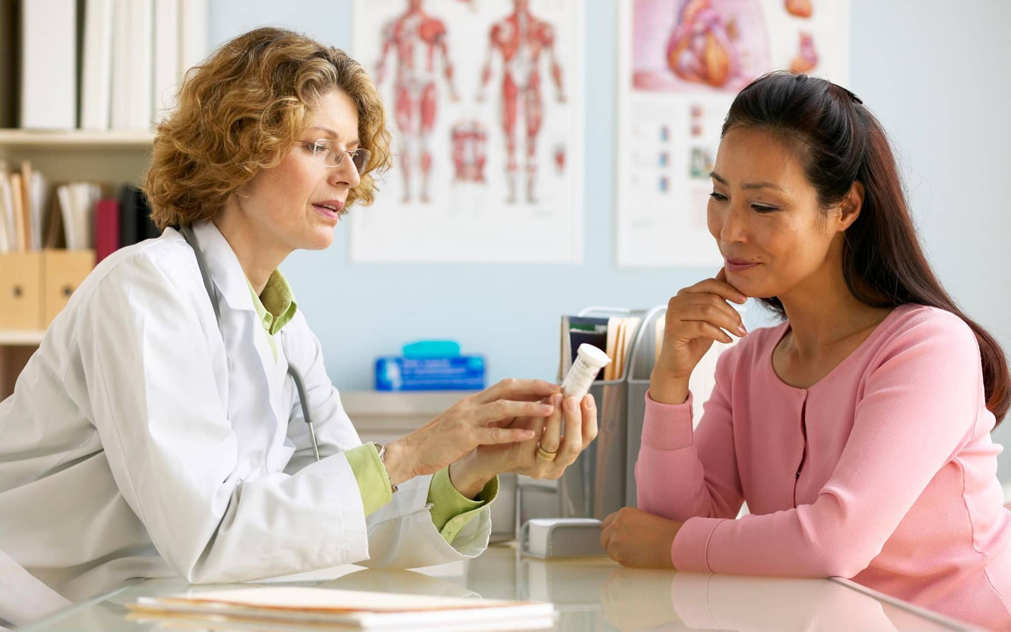 Arzneimittel-Sicherheit: Ärztin klärt Patientin über Nutzen und Risiken eines Medikaments auf.