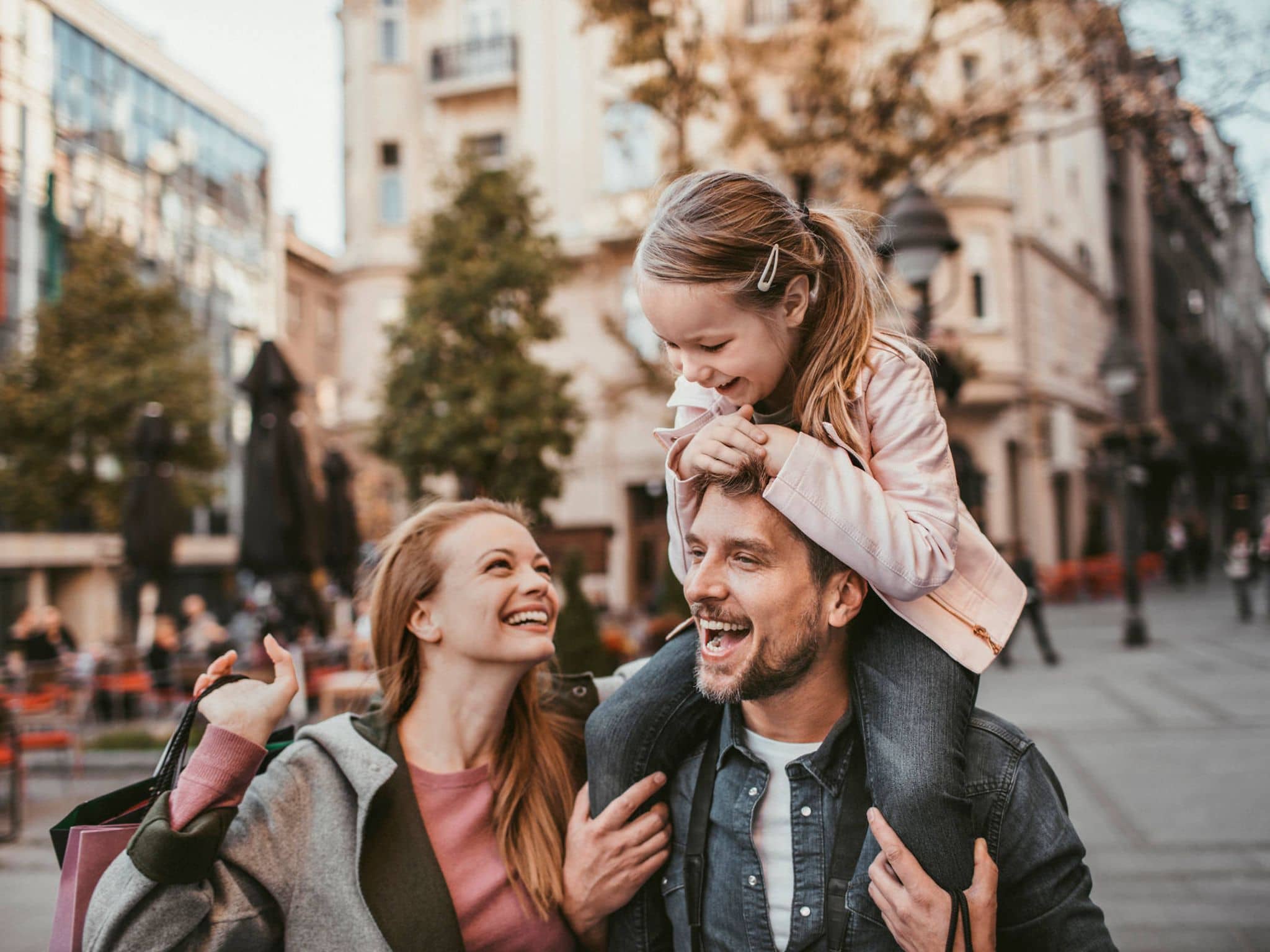 Eine selbstständige Mutter, ein Vater und ein Kind haben eine unbeschwerte Zeit.