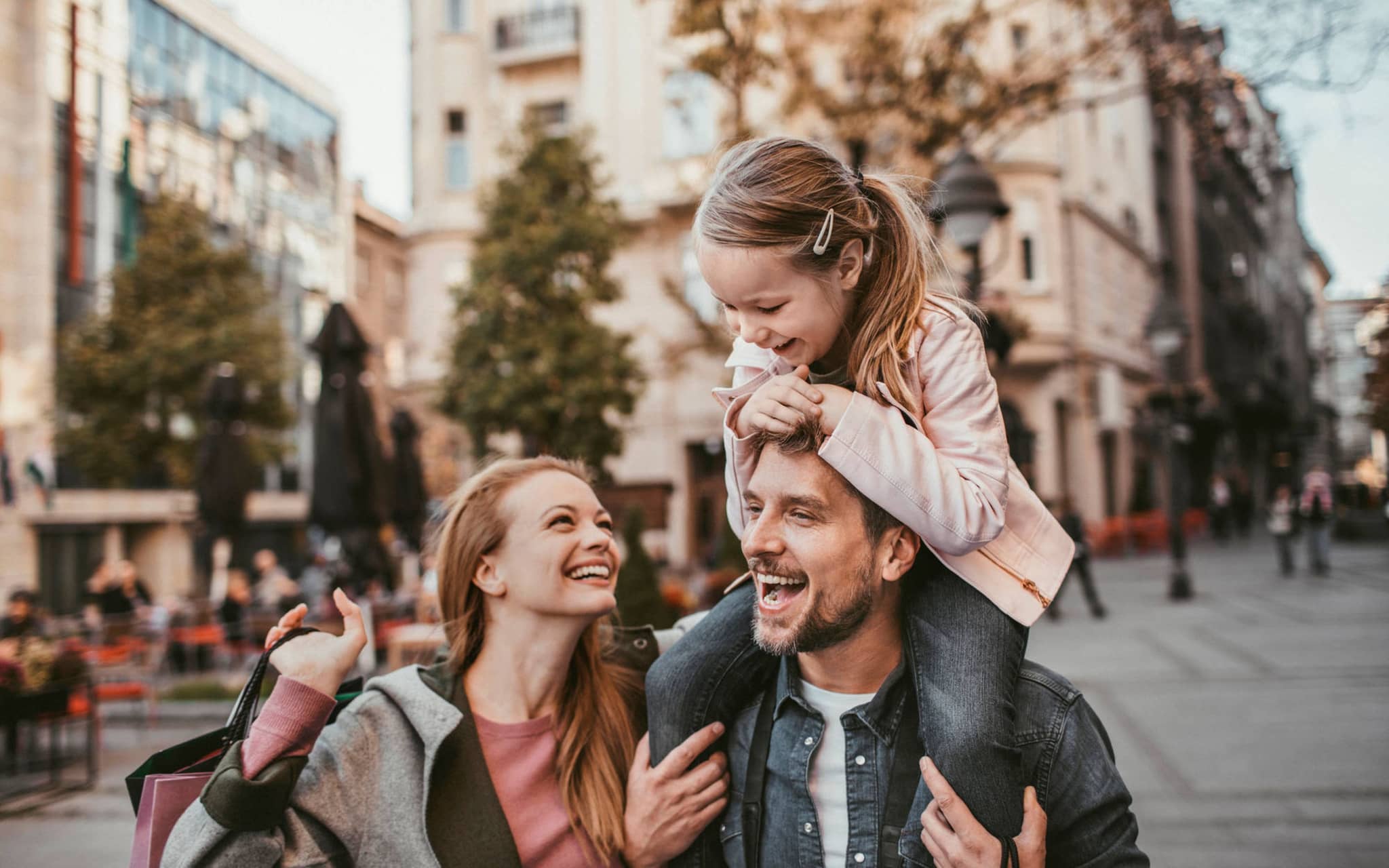 Eine selbstständige Mutter, ein Vater und ein Kind haben eine unbeschwerte Zeit.