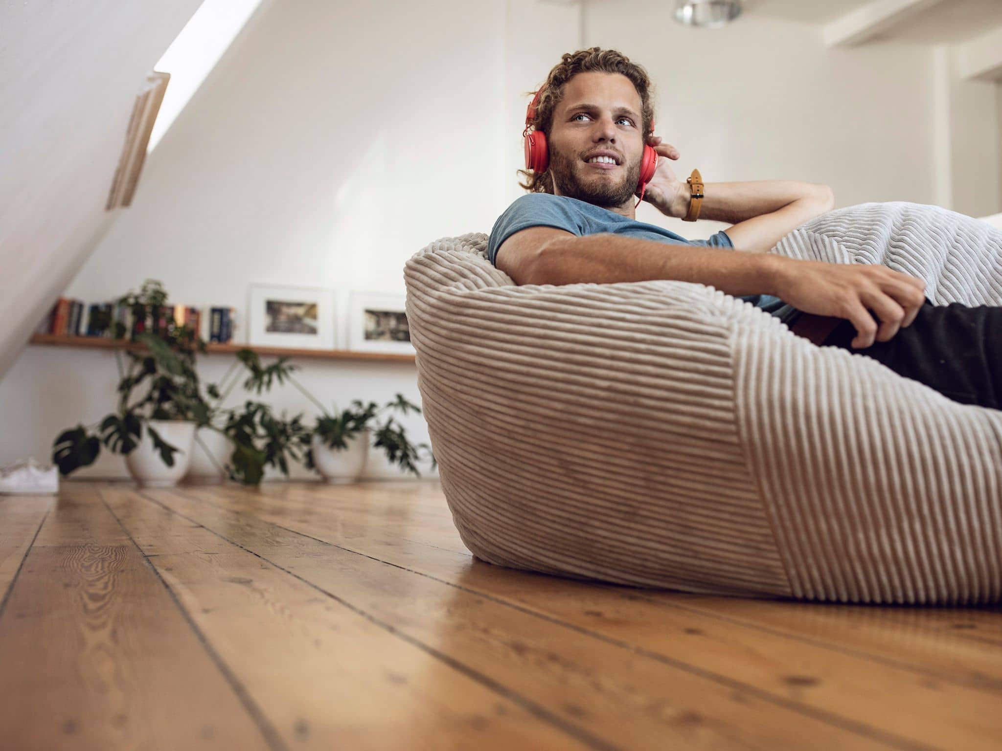 Enthaltsamkeit: Ein junger Mann chillt auf dem Sofa