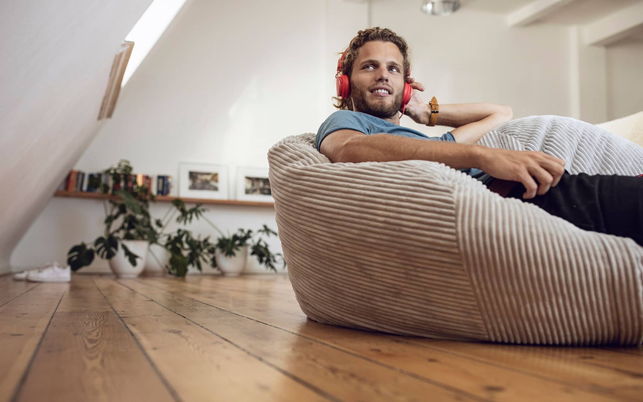 Enthaltsamkeit: Ein junger Mann chillt auf dem Sofa