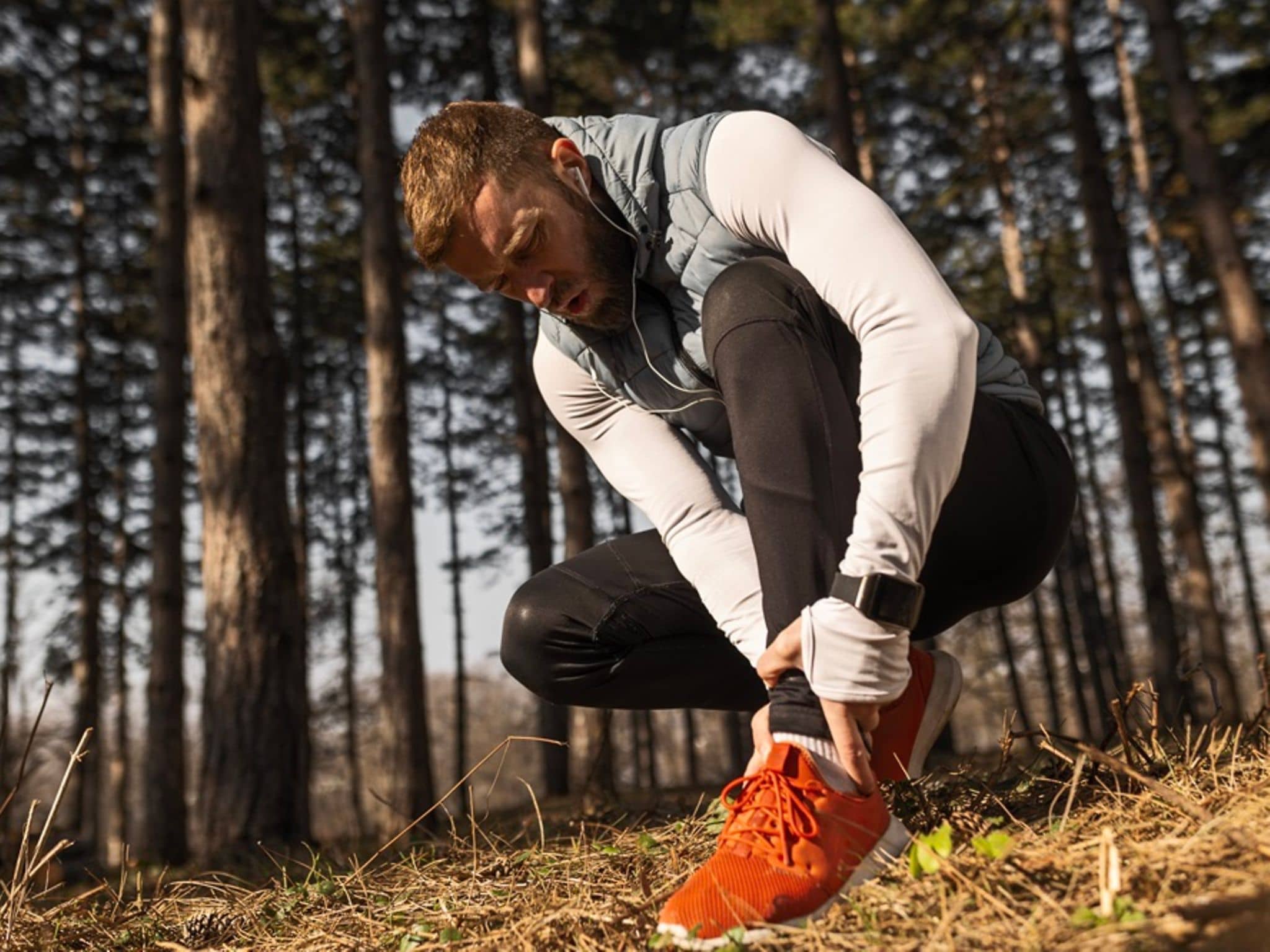 Symbolbild Bänderriss: Jogger hält sich den verstauchten Knöchel