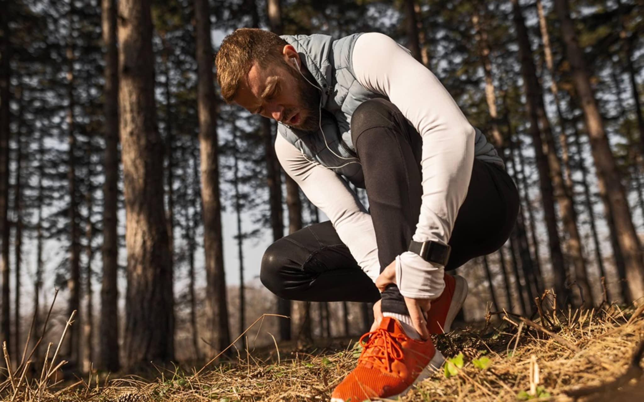 Symbolbild Bänderriss: Jogger hält sich den verstauchten Knöchel