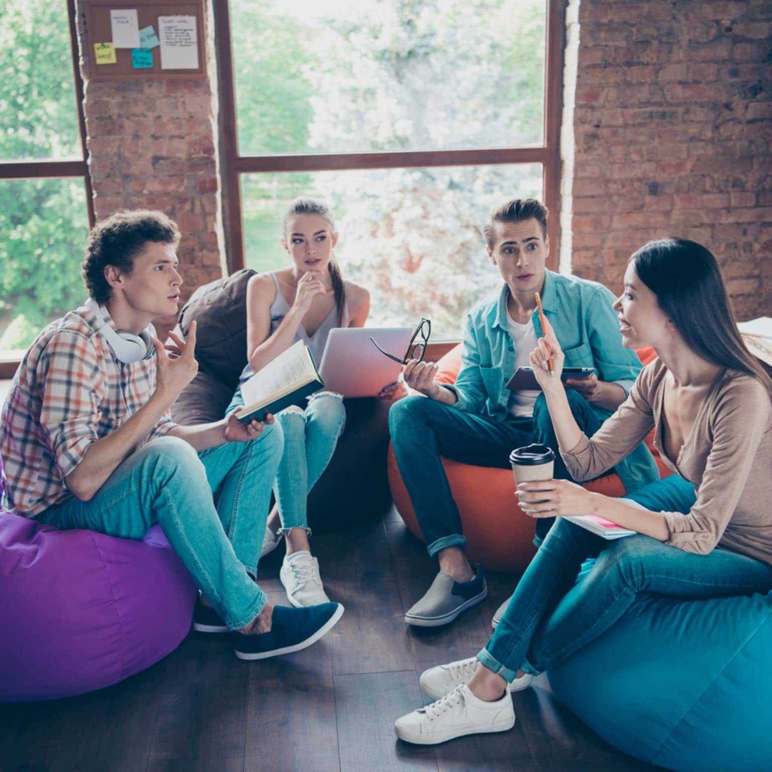 Gruppe Jugendlicher chillt auf Sitzsäcken
