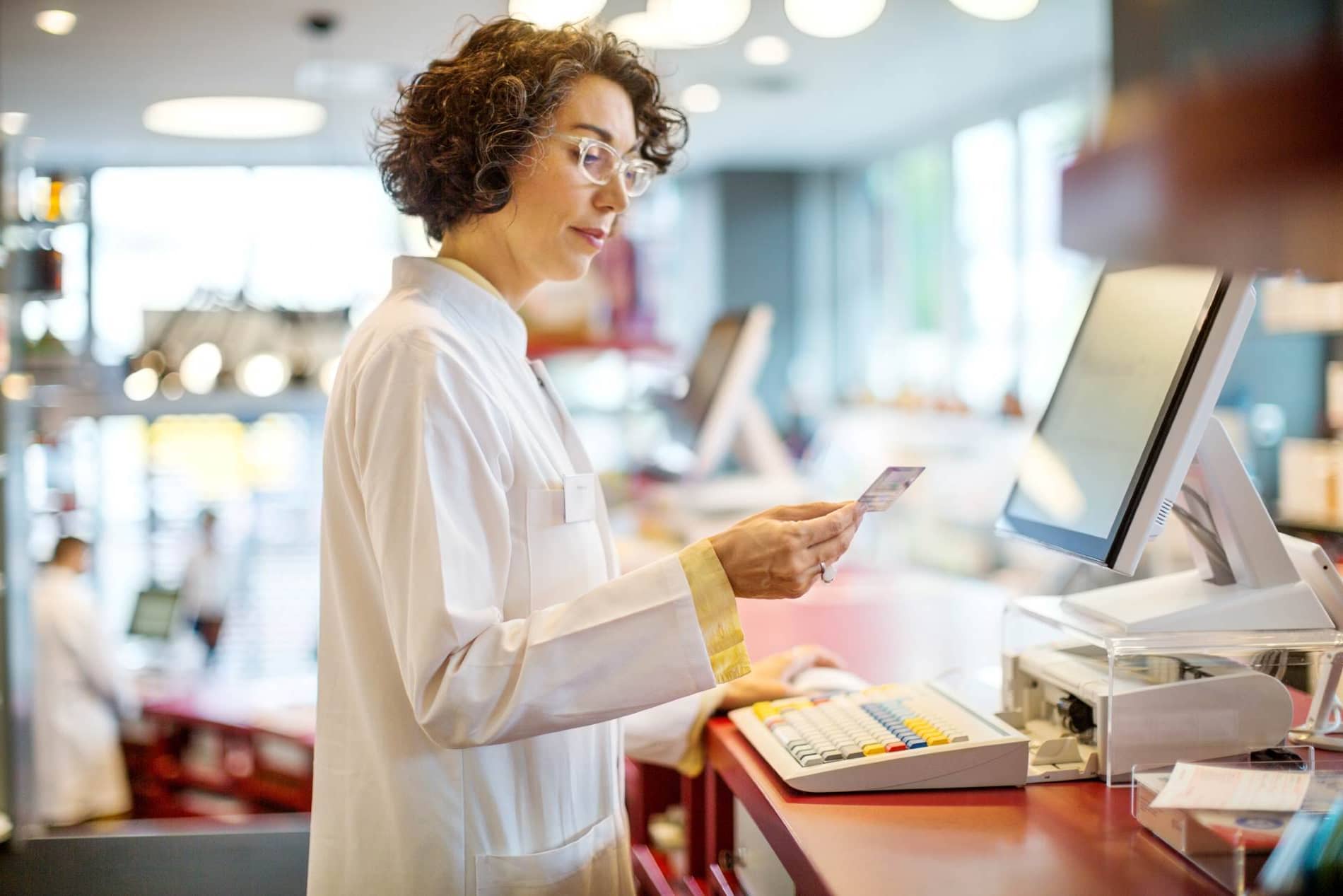 Gesundheitskarte: Ärztin betrachtet Gesundheitskarte