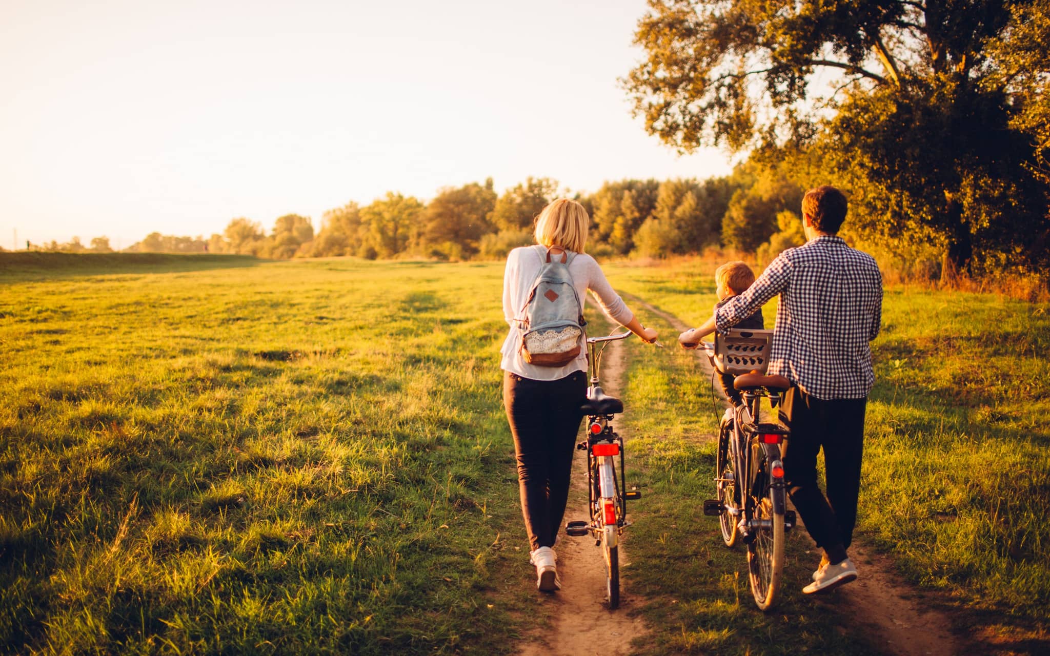 Klimawandel und Gesundheit: Junge Familie bei Radtour