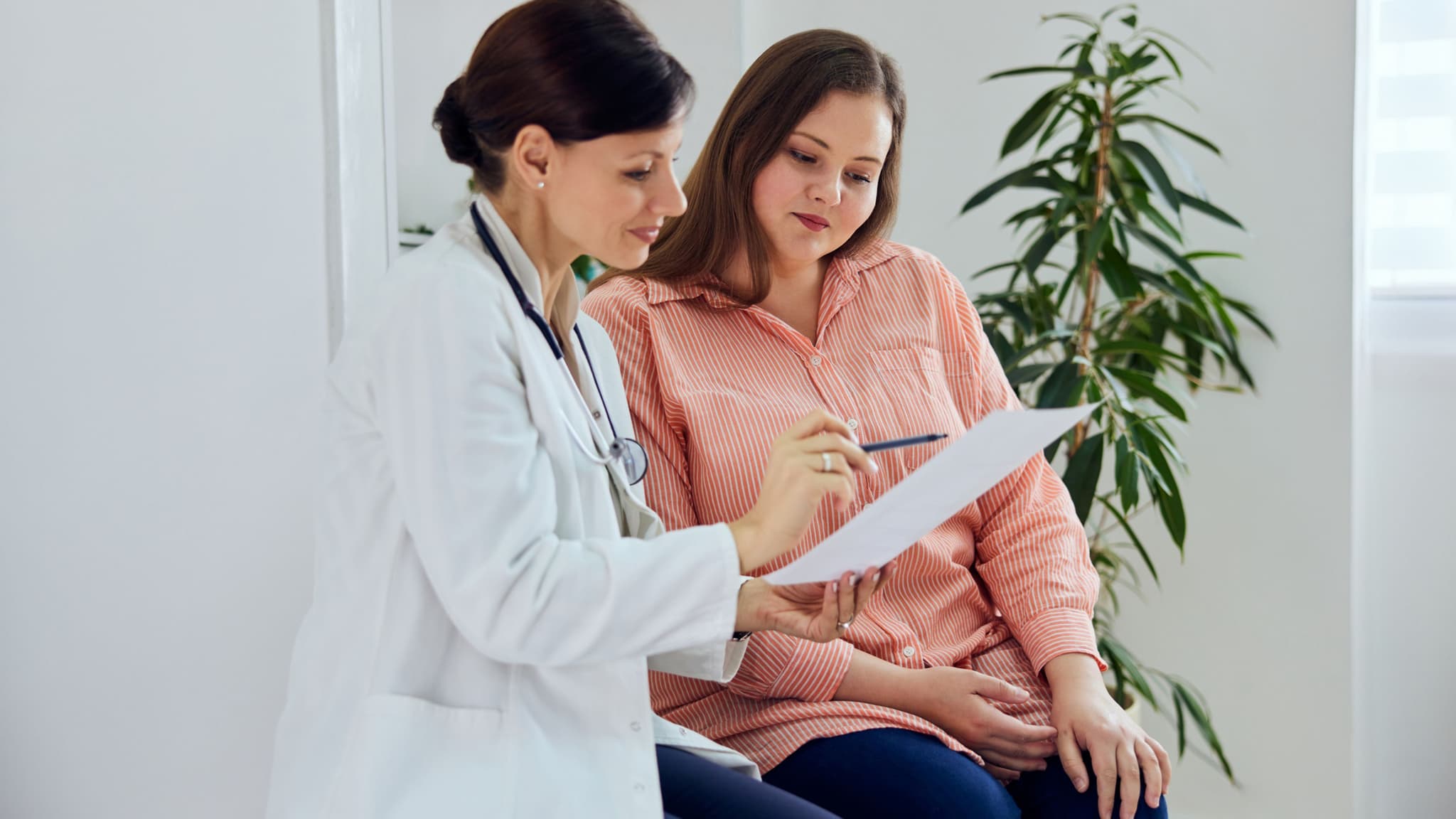 Bild: Ärztin berät eine Patientin mit Adipositas.